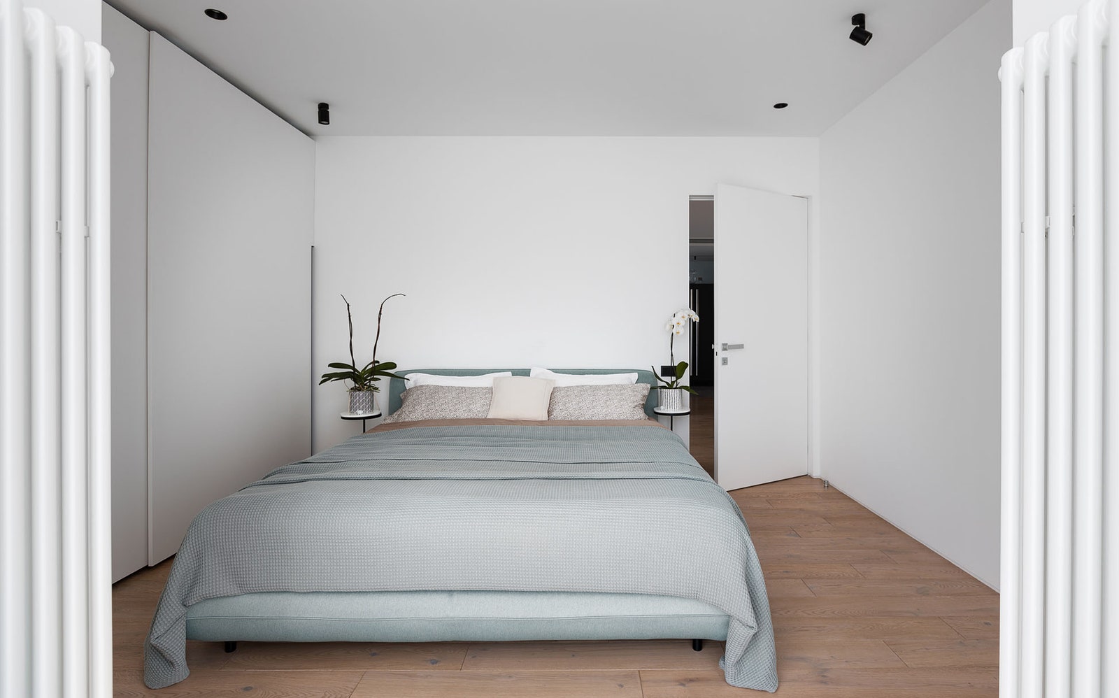 Спальня. Кровать Delavega столики Dom Deco краска Benjamin Moore.