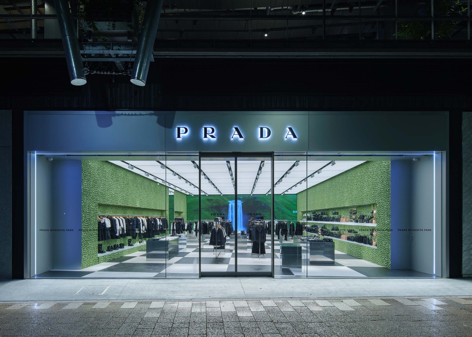 Новый бутик Prada по проекту бюро OMA в Токио