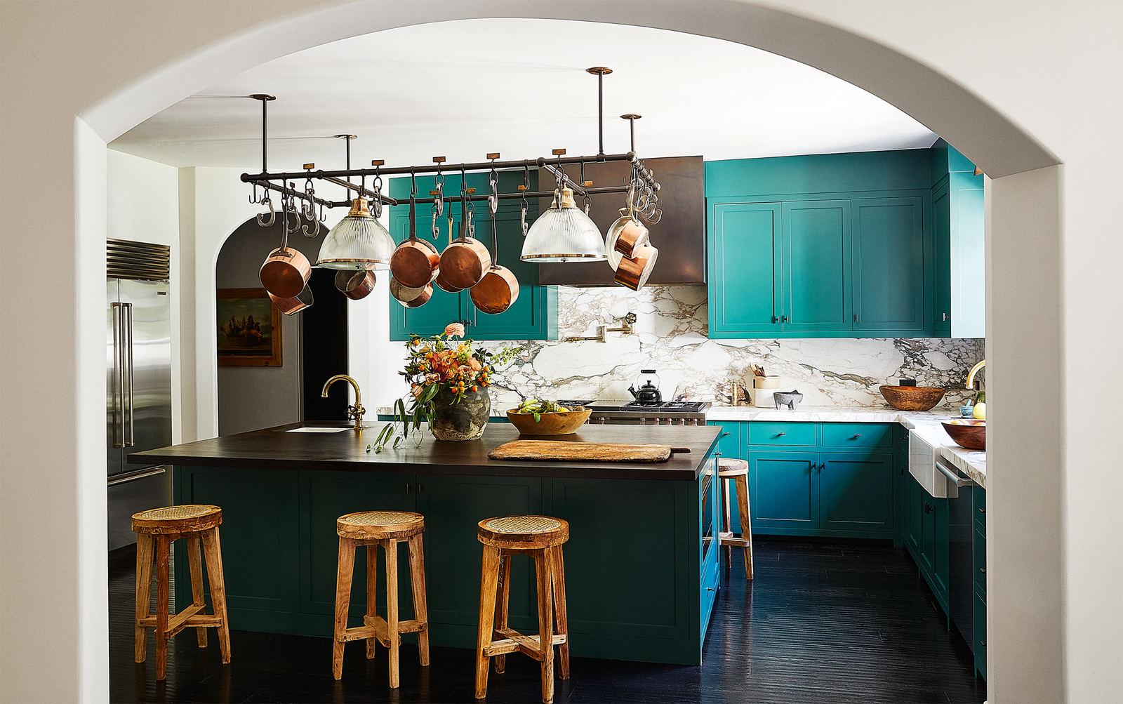 Кухонные фасады окрашены в бирюзовый цвет от Benjamin Moore табуреты по дизайну Пьера Жаннере из тикового дерева от...