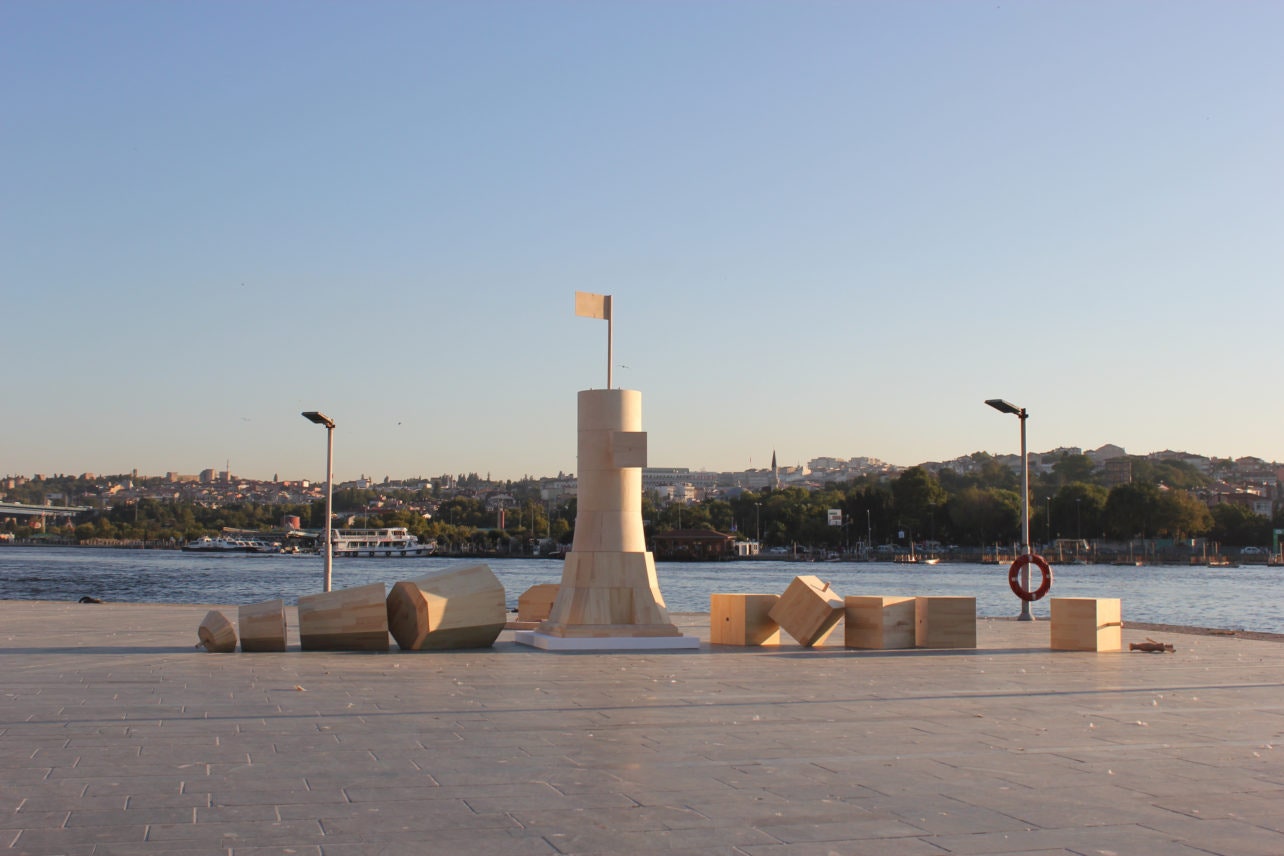Ербосын Мельдибеков. “Трансформер” 2013 дерево. Вид инсталляции на ярмарке Art International Istanbul Стамбул....