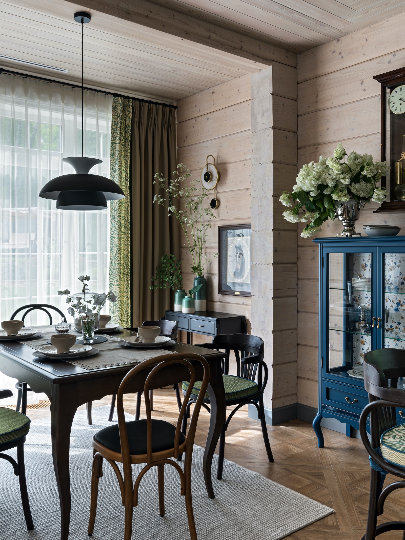 Столовая группа. Консоль Dantone Home синяя витрина и обеденный стол выполнены в столярной мастерской “Тимтайм” по...