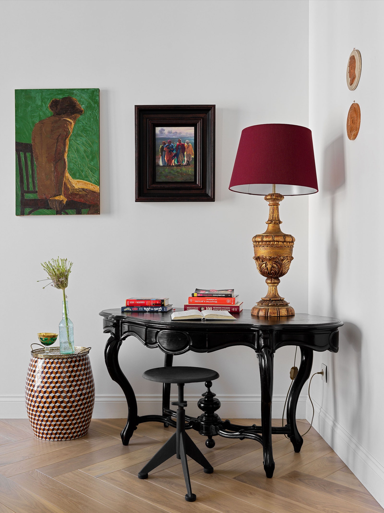 Фрагмент спальни. Слева табурет Asiatides ан­тикварные стол и лампа куплены в Париже картины из коллекции хозяев квартиры.