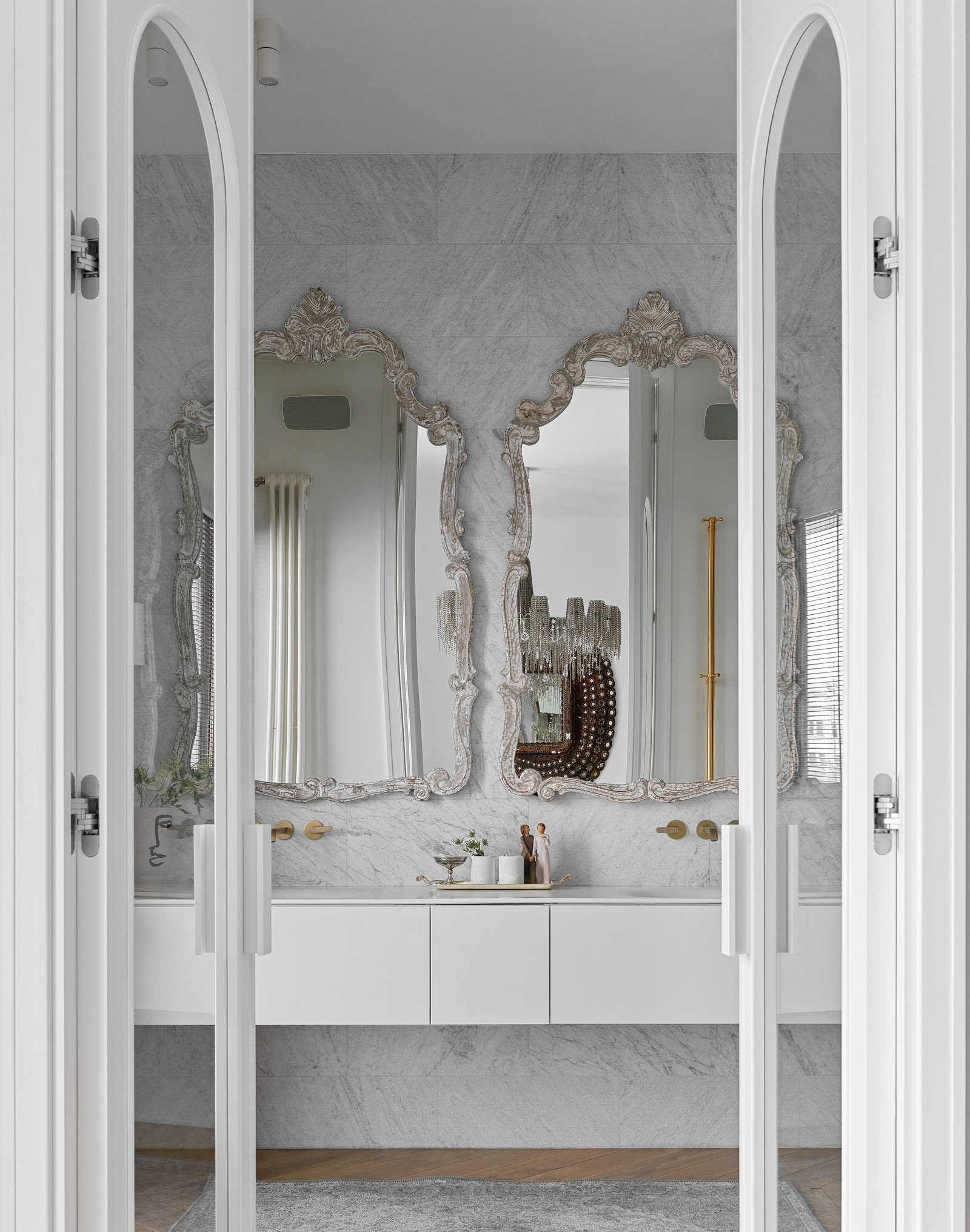 Хозяйская ванная комната. Столешница с двумя раковинами и тумба под раковины Keuco зеркало Mis en Demeure.