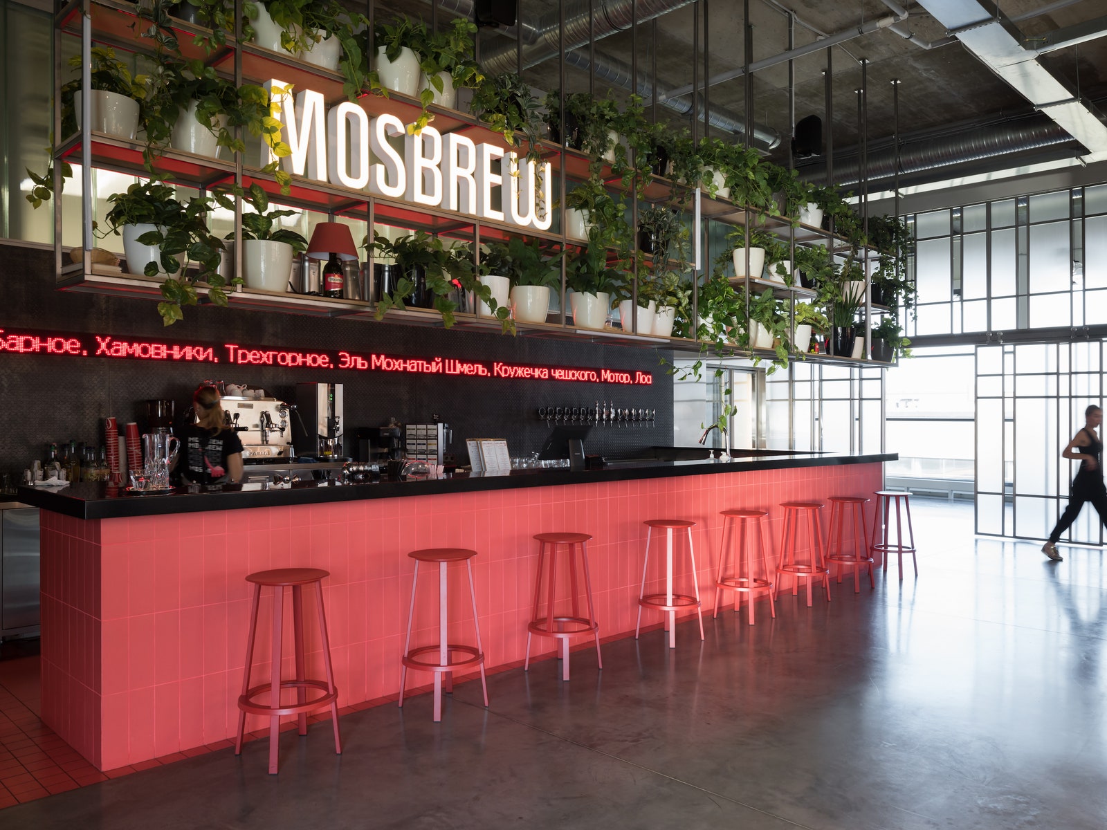 Дегустационный зал и магазин Mosbrew по проекту бюро FORM