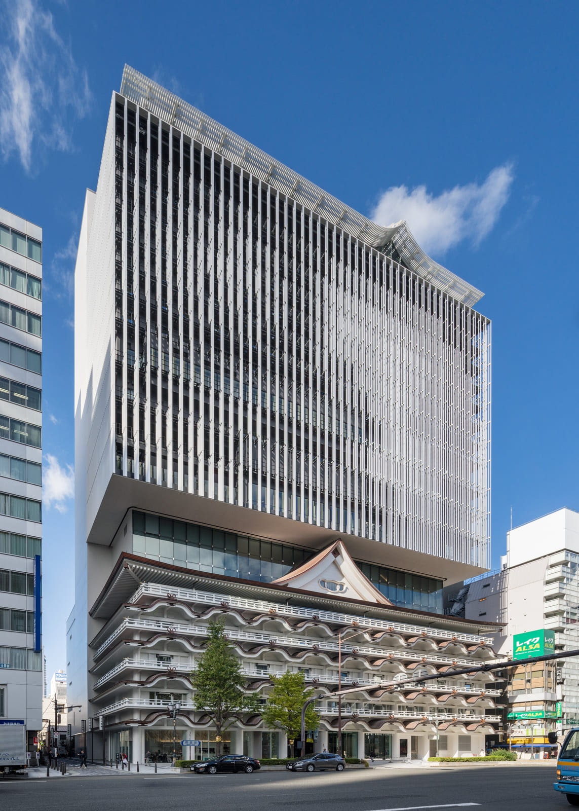 Бюро Кенго Кумы построило отель над историческим зданием театра в Осаке