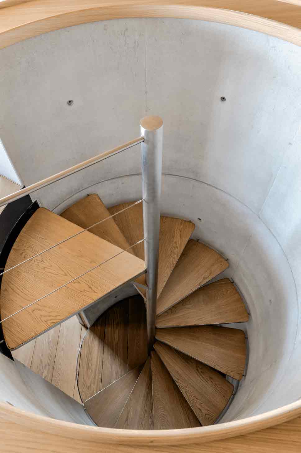 Фантони спроектировал винтовую лестницу не только для экономии пространства. Такая форма напоминает ему и хозяину...