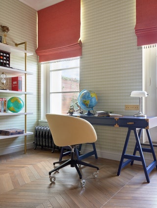 Комната мальчика. Стол и латунный стеллаж Enjoy Home римские шторы Robert Allen обои Reflections Engblad  Co.