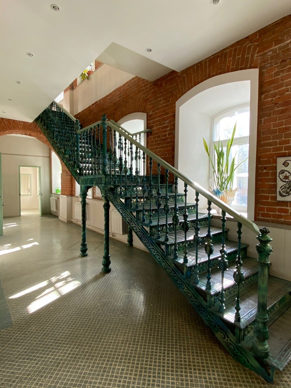 Чугунная лестница в Тарусской школе искусств.