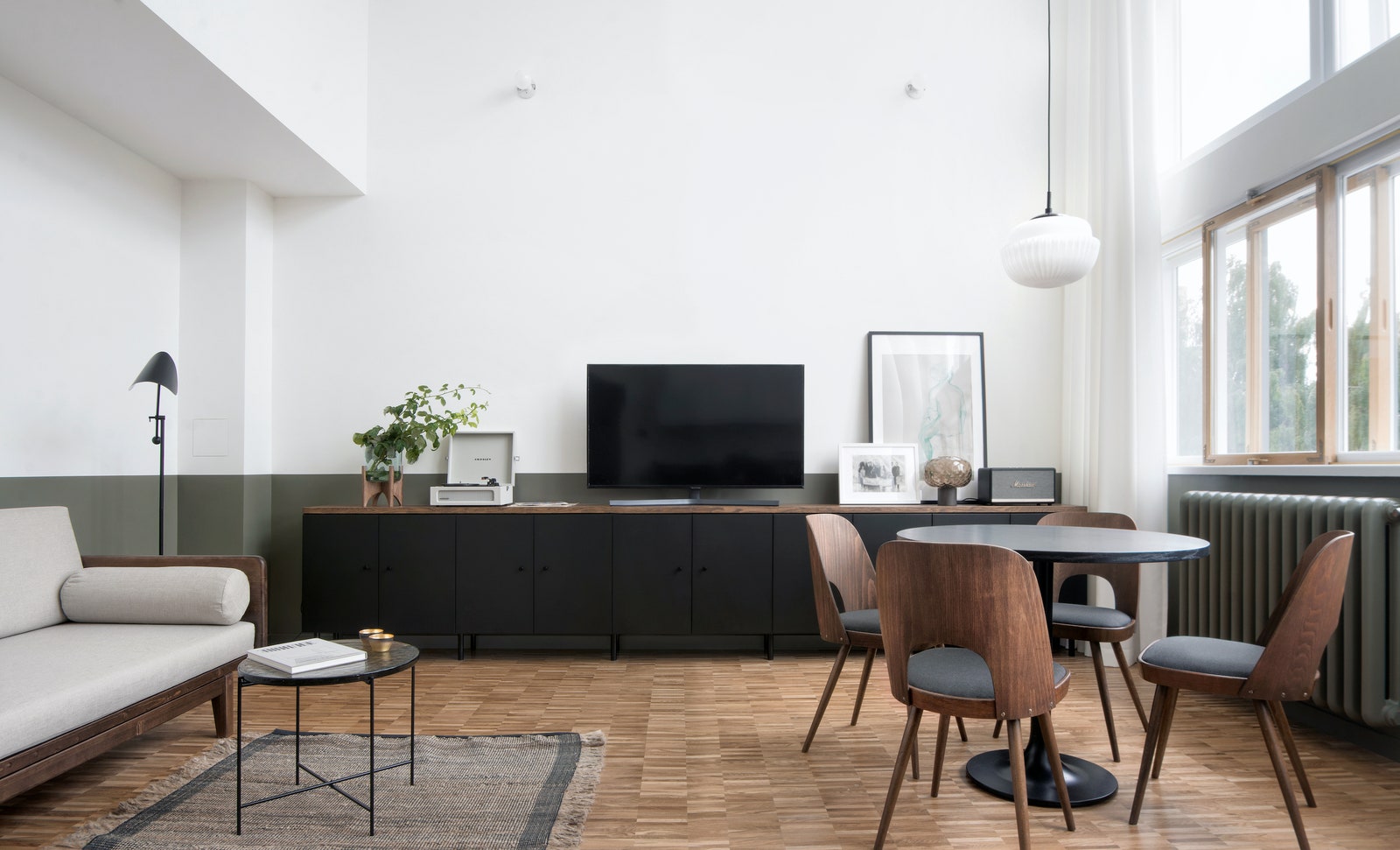 Гостиная. Диван Divan.ru тумба IKEA кофейный столик Zara Home светильник над обеденным столом House Doctor картины...