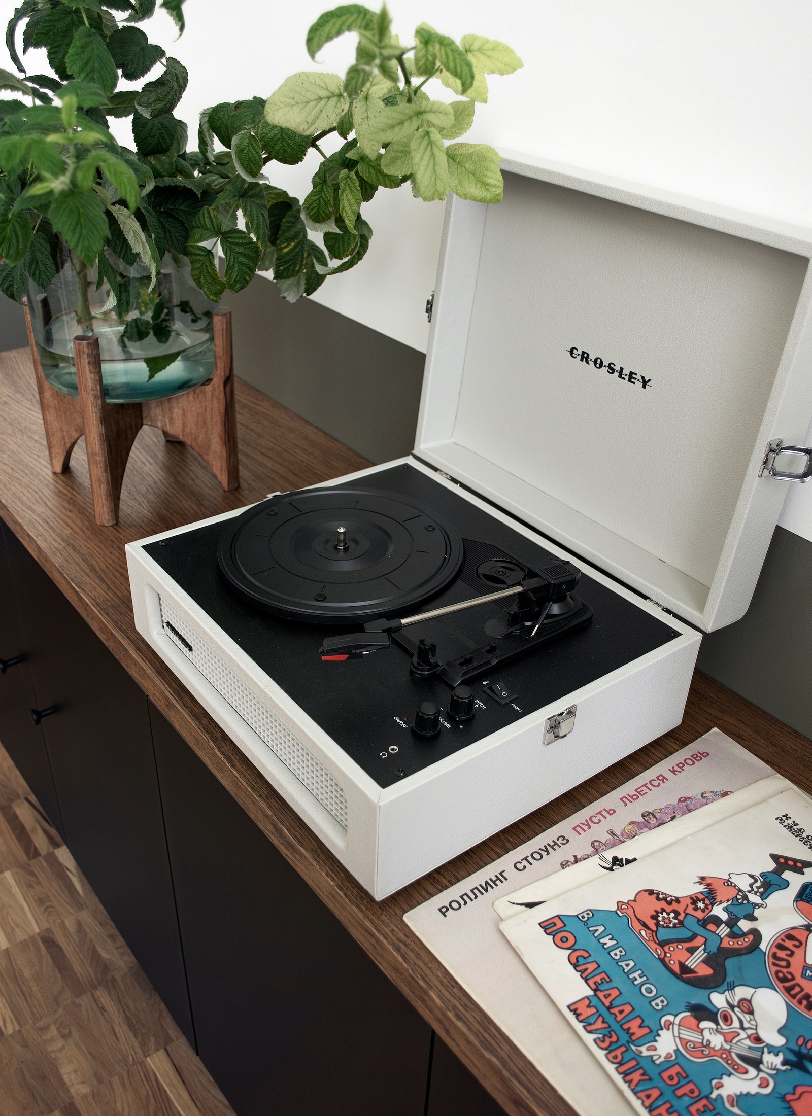 Фрагмент гостиной. Проигрыватель Crosley.