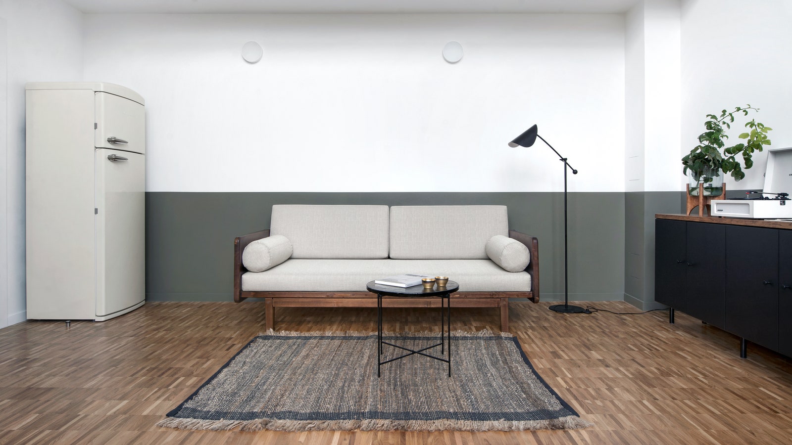 Гостиная. Диван Divan.ru кофейный столик декор Zara Home холодильник Schaub Lorenz.