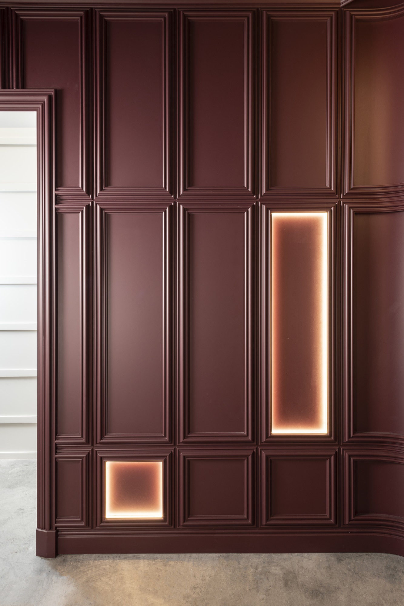 Молдинги от Orac Decor придают интерьеру ритм и объем.