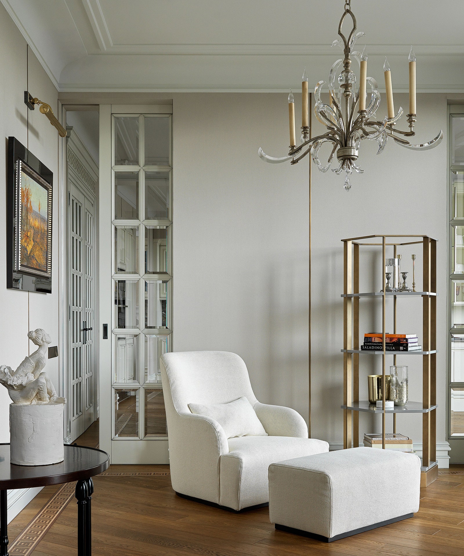 Фрагмент гостиной. Кресло и этажерка Meridiani картины из коллекции хозяина квартиры.