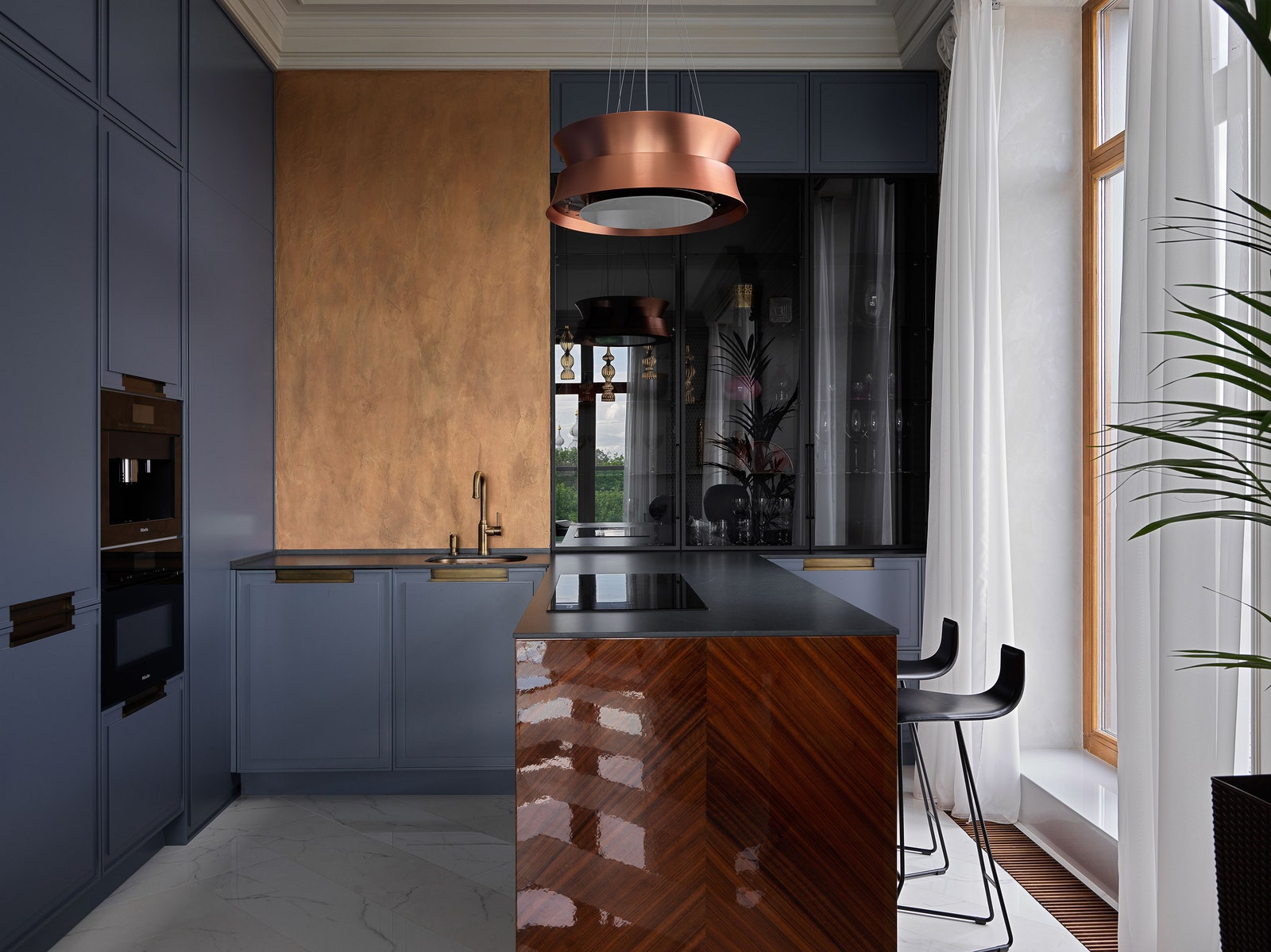 Зона кухни. Кухня Anima Orange Park Joinery вытяжка Falmec встроенная бытовая техника Miele напольный керамогранит...