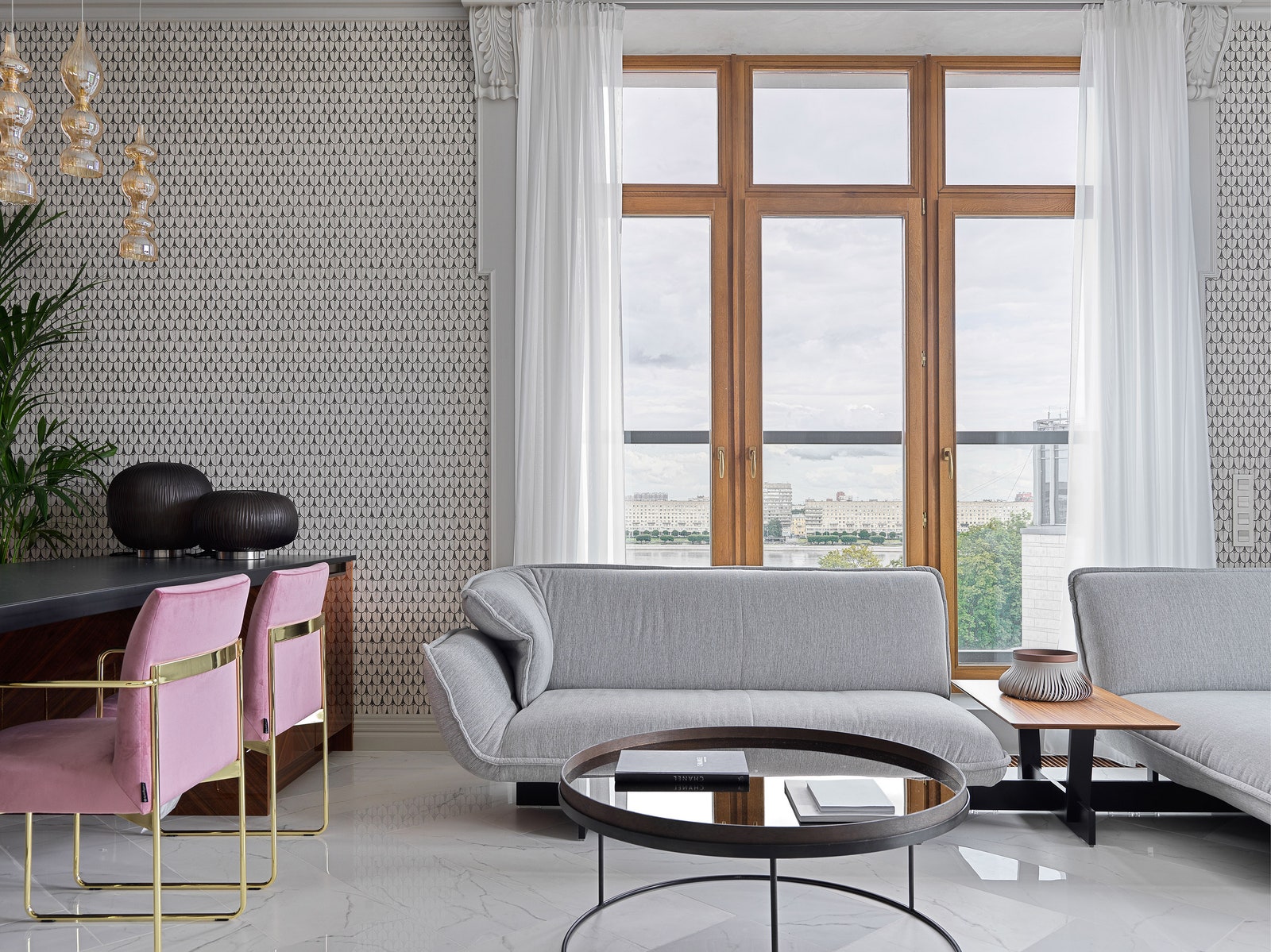 Пространство кухнигостиной. Диван Cassina обои Cole amp Son.