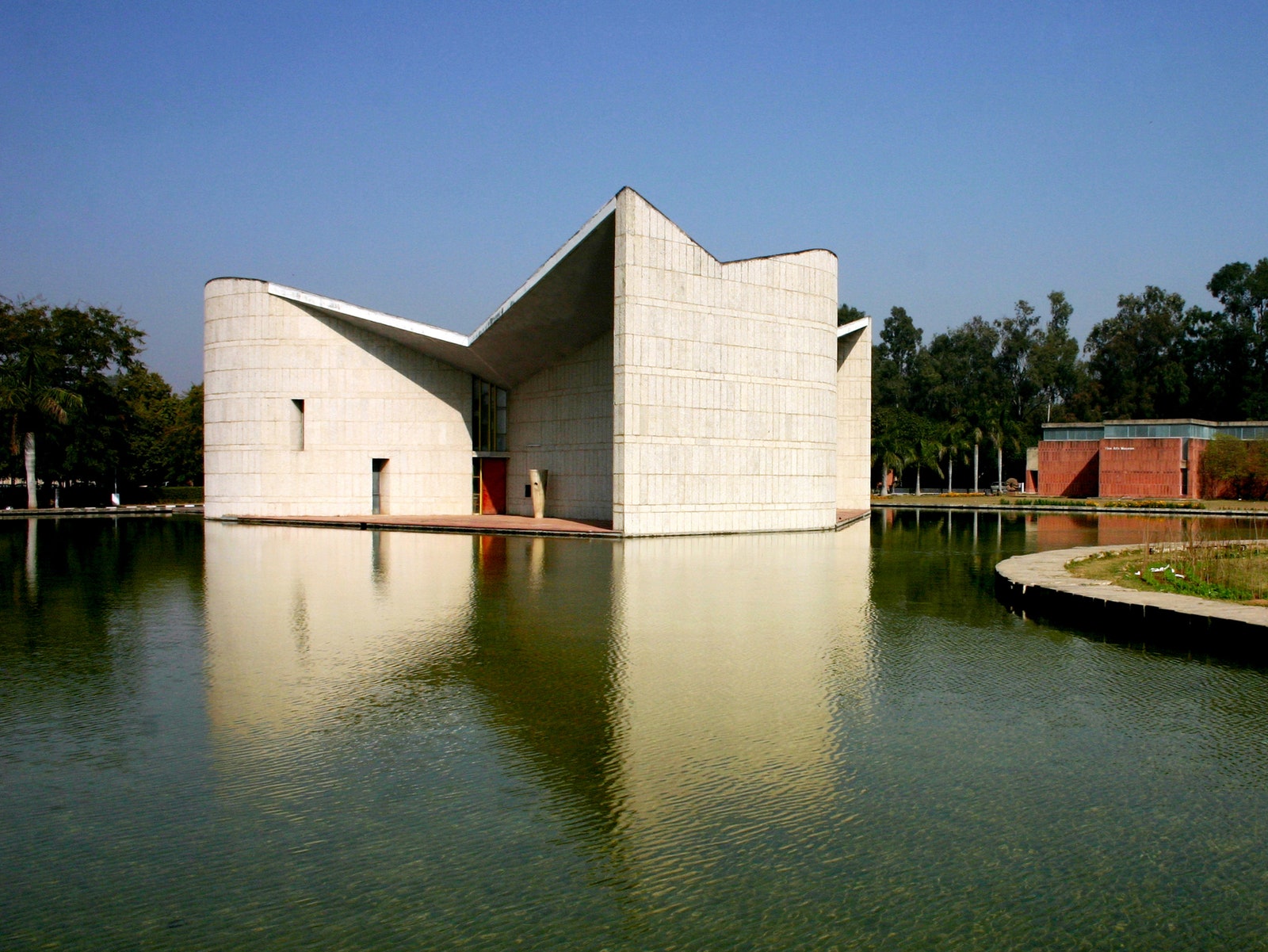 Ганди Бхаван и Музей изобразительных искусств. Фото Panjab University.