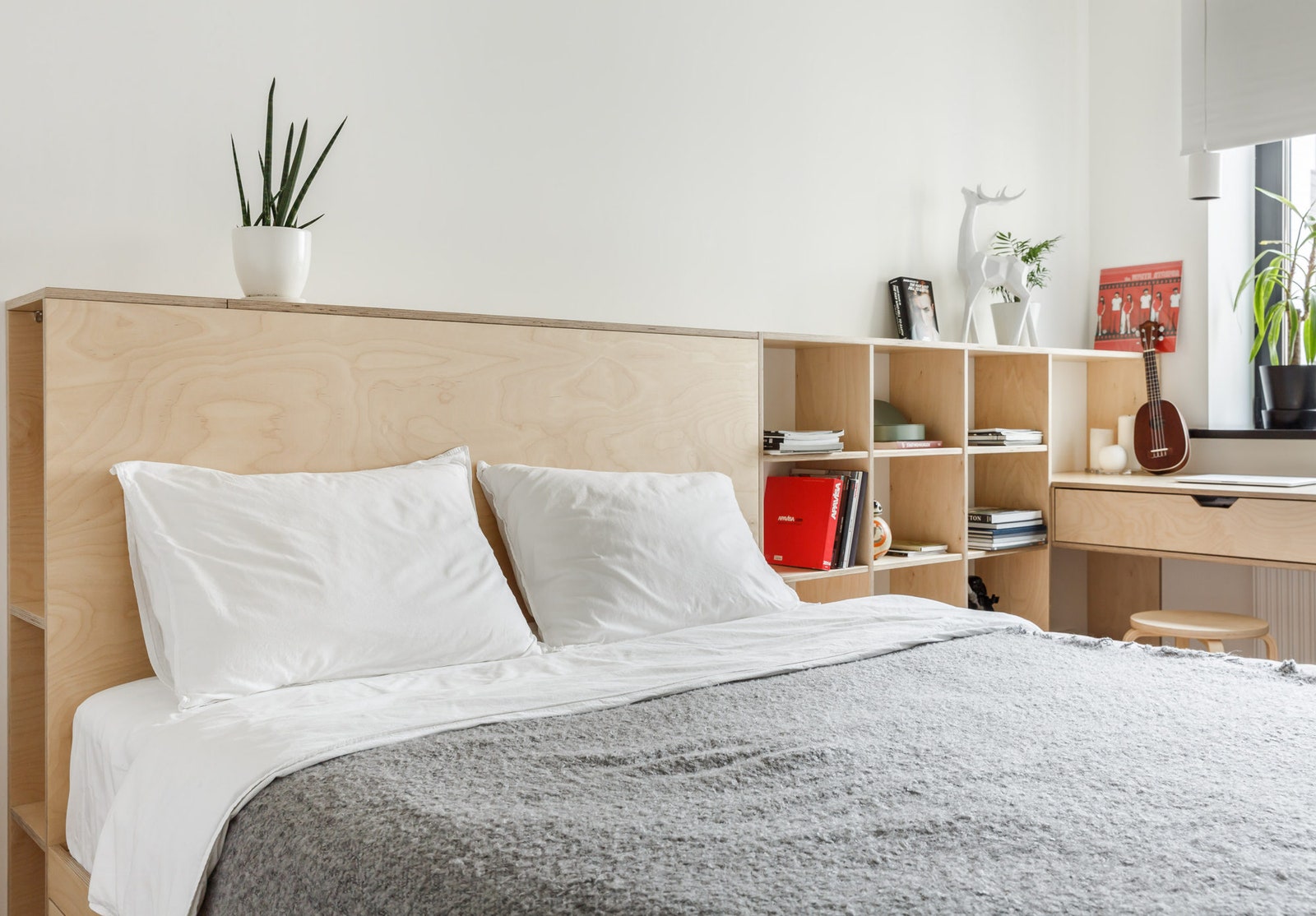 Квартира по дизайну Room Design Buro. Изголовье кровати одновременно является полкой на которую можно положить книгу или...