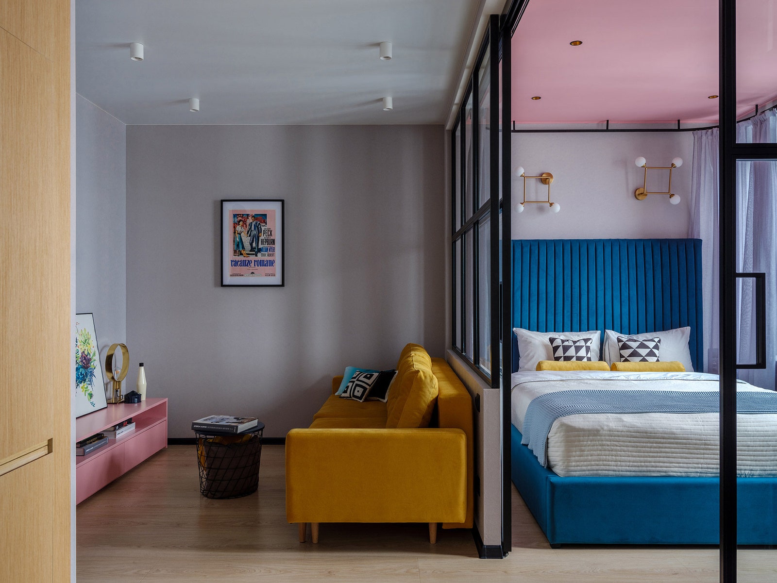 Вид на гостиную и спальню в квартире по дизайну Ольги Луис. Обои Inspire ламинат Leroy Merlin бра над кроватью сделаны...
