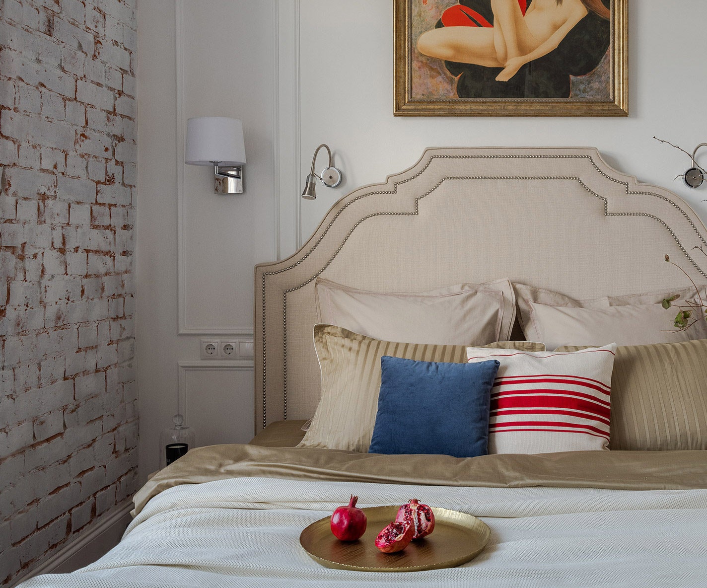 Квартира по дизайну Ольги Кондратовой. Спальня. Кровать Dantone Home картина из коллекции заказчицы.
