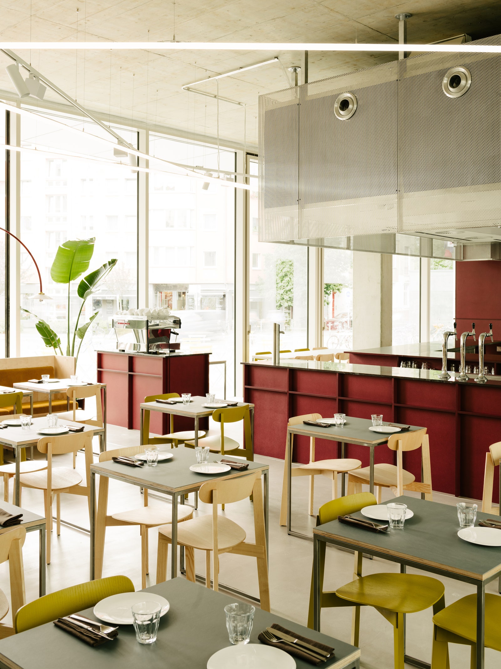 Минималистский ресторан с цветными блоками в Берлине