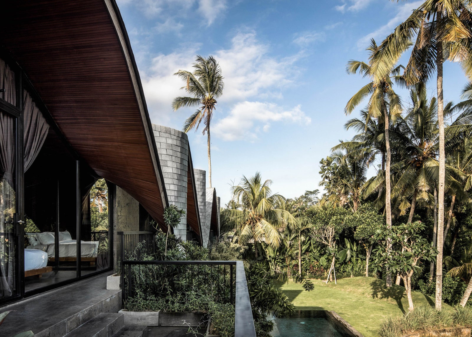 Вилла с волнистой крышей на Бали