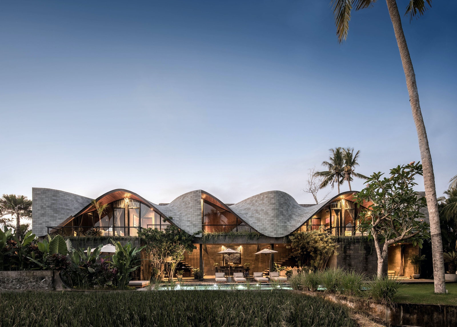Вилла с волнистой крышей на Бали