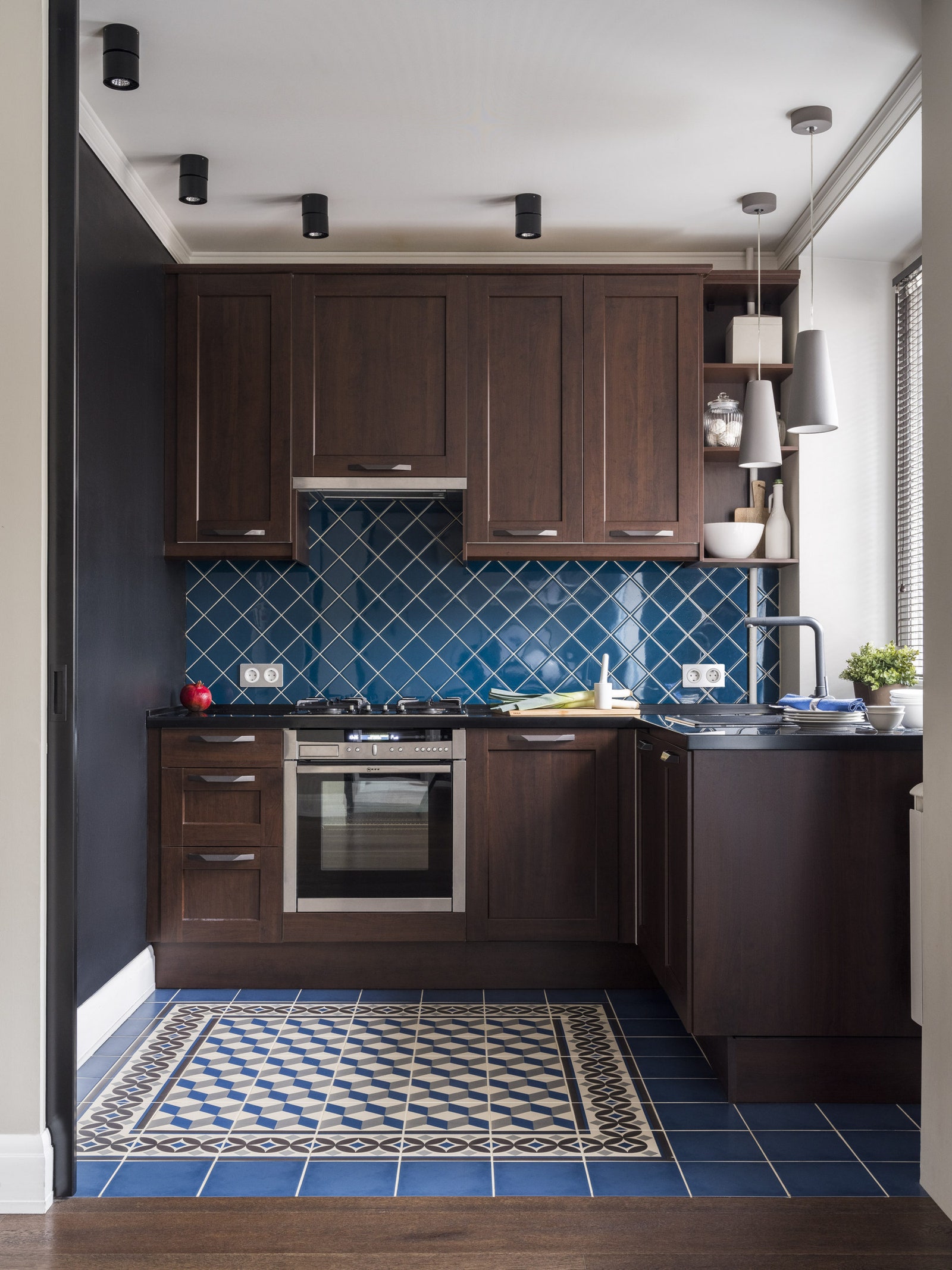 Особенности дизайна узкой кухни: (70 фото красивых интерьеров узкой кухни)