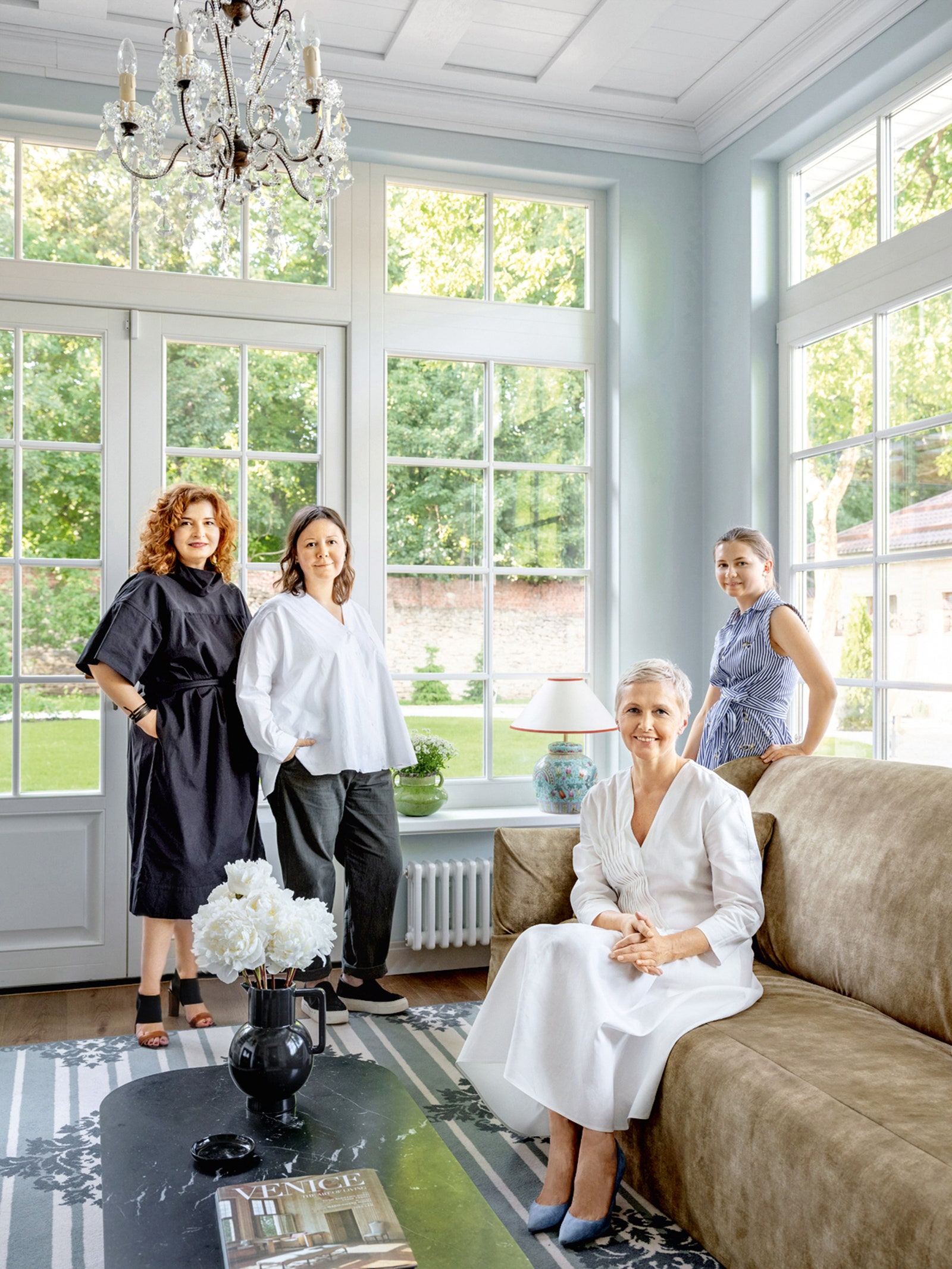 Слева направо дизайнеры Мия Карлова и Елена Зуфарова хозяйка дома Галина Полужникова и ее дочь Агнесса.