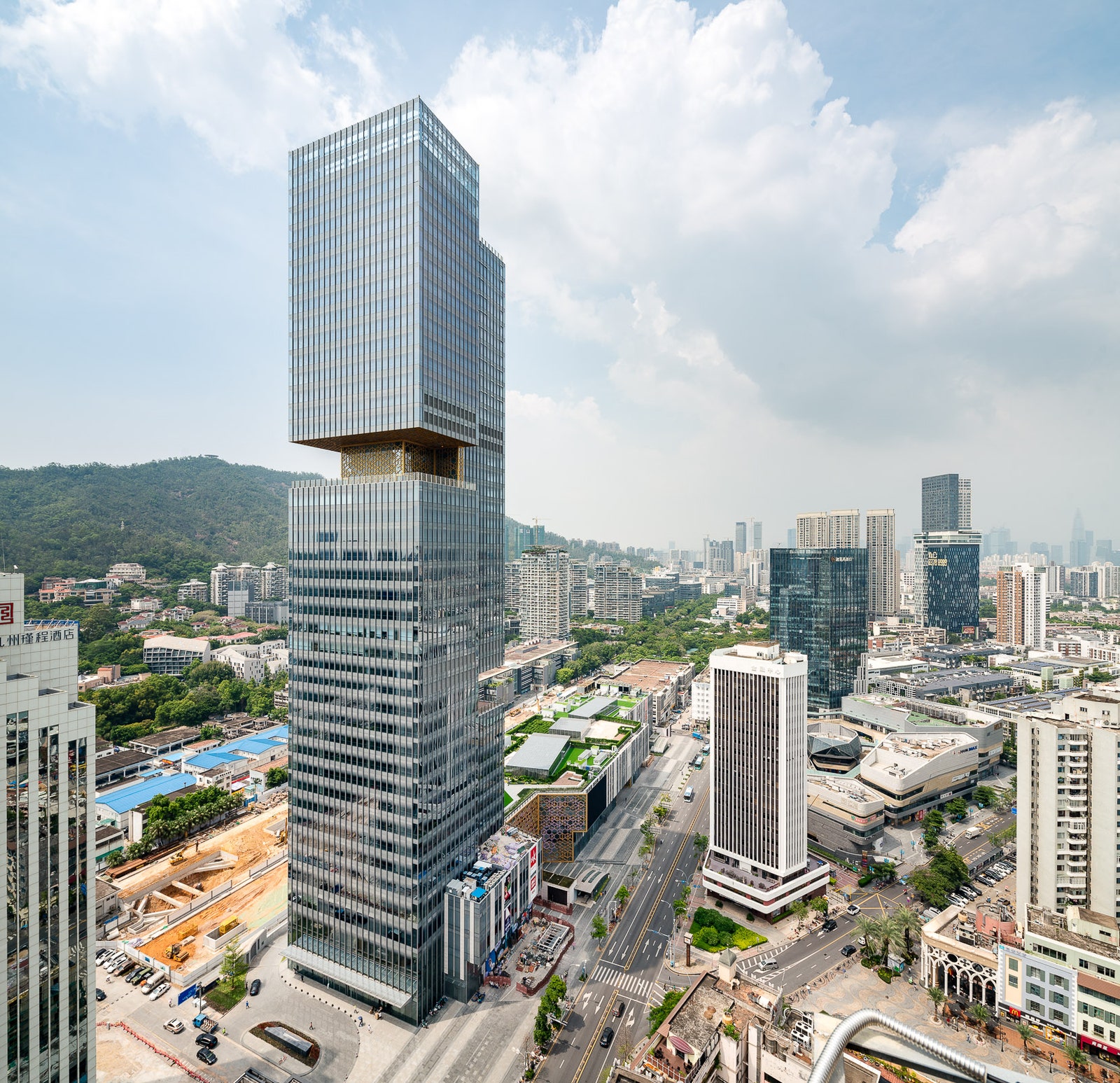 В Шэньчжэне открылся многофункциональный небоскреб по проекту бюро OMA