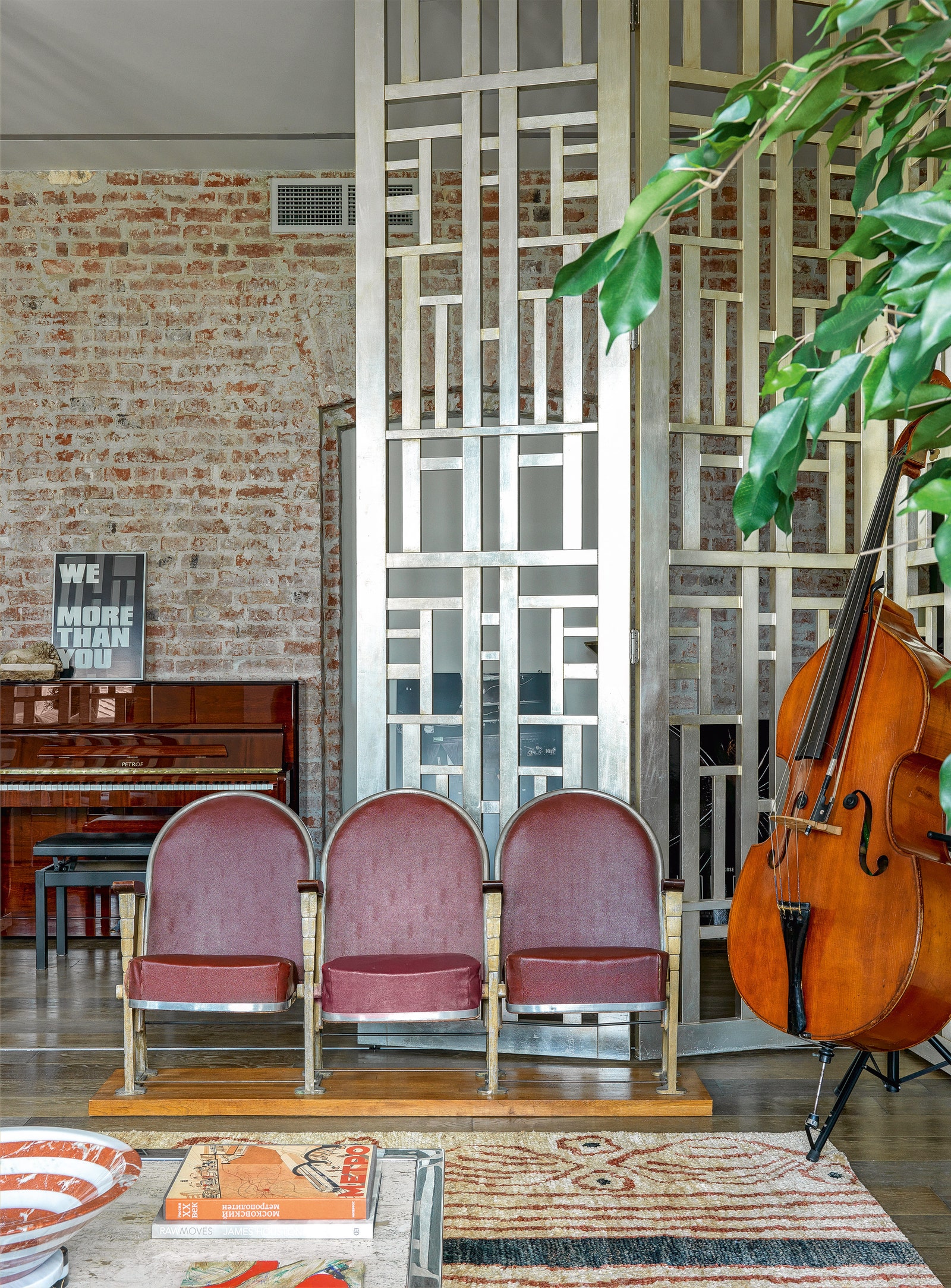 Вид из гостиной на коридор. Винтажные театральные стулья ширма сделана на заказ в рижской мастерской Bosco Studio.