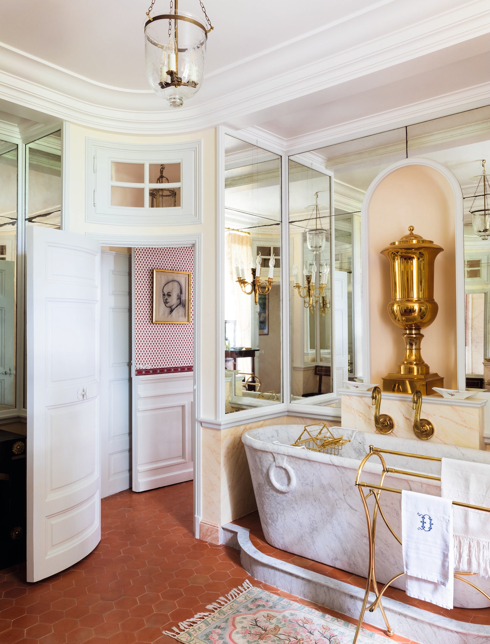 Ванная комната вдохновленная стилем Директории и ампиром. Сама ванна выполнена из белого мрамора и дополнена кранами в...