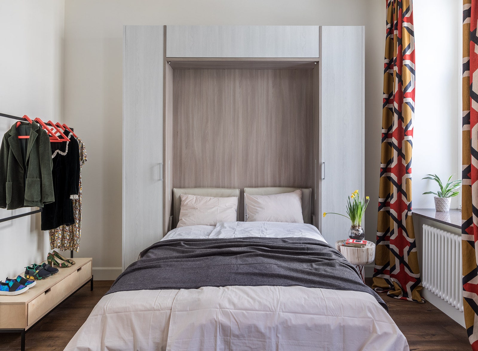 Спальня в квартире по проекту Марины Хлызовой. Фото Михаил Степанов стилист Юлия Чеботарь.