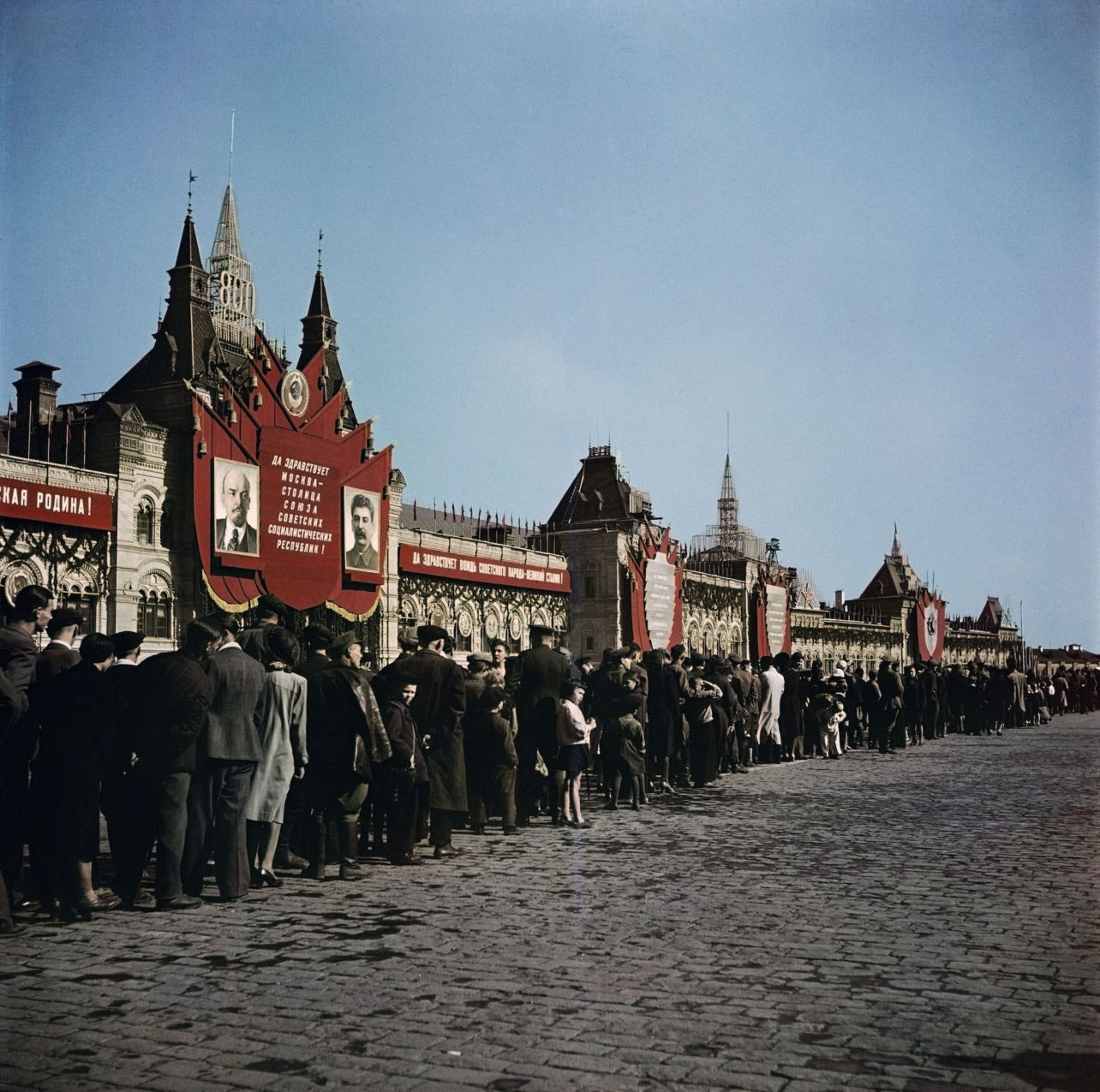 Туристы на Красной площади. Москва СССР 1947. © Роберт Капа © International Center of PhotographyMagnum Photos