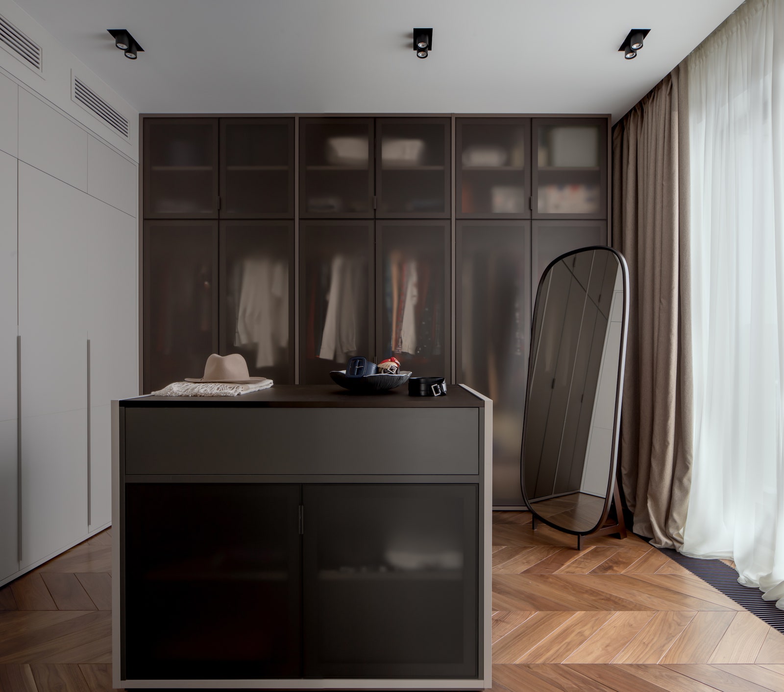 Гардеробная. Гардероб Mr.Doors зеркало Derebas Wood накладные светильники Donolux тарелка для ремней Kano Ceramica...