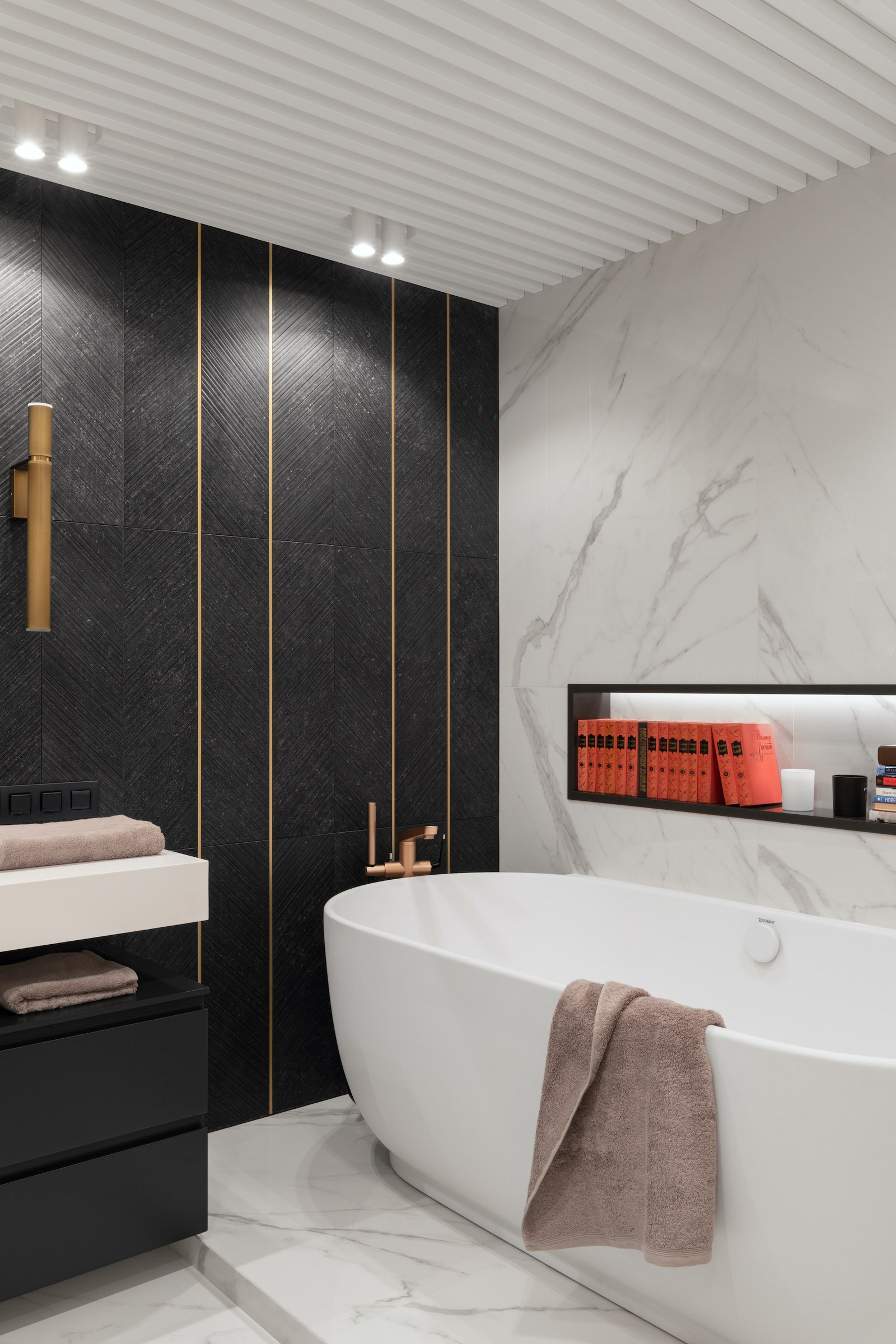 Ванная комната. Ванна Duravit напольный смеситель Newform керамогранит Mirage.