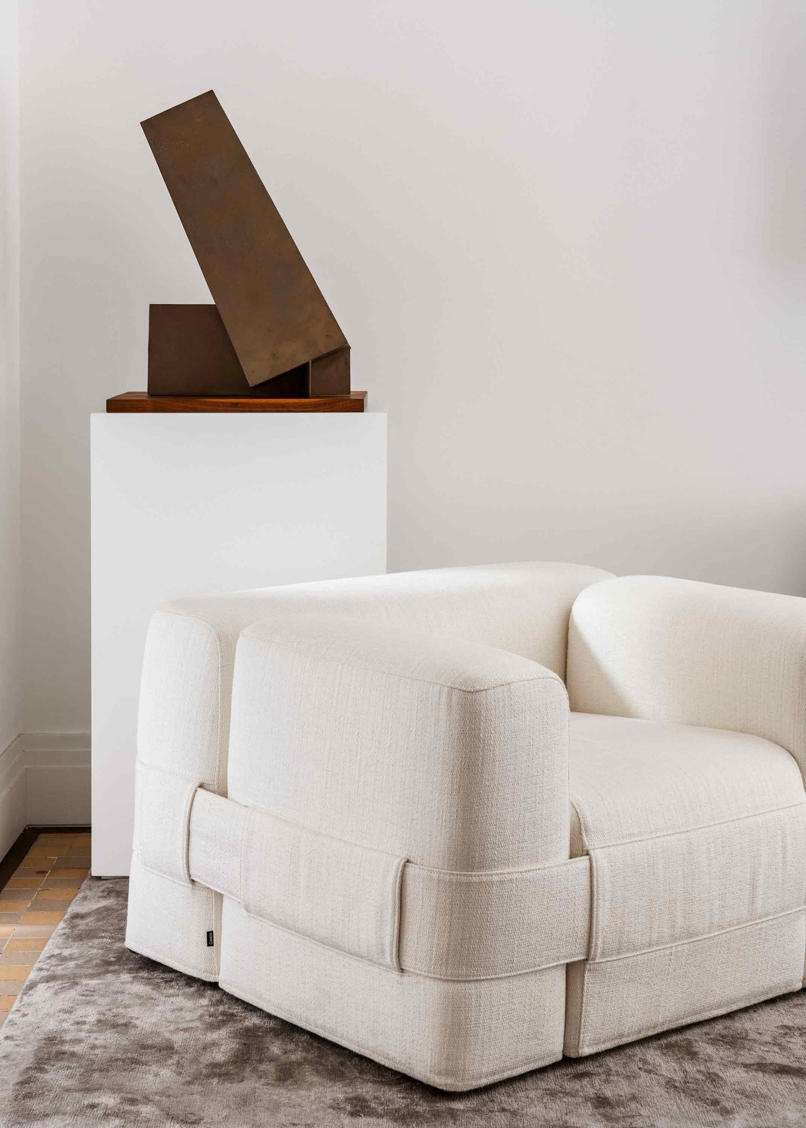 Фрагмент спальни. Винтажное кресло по дизайну Марио Беллини Cassina.