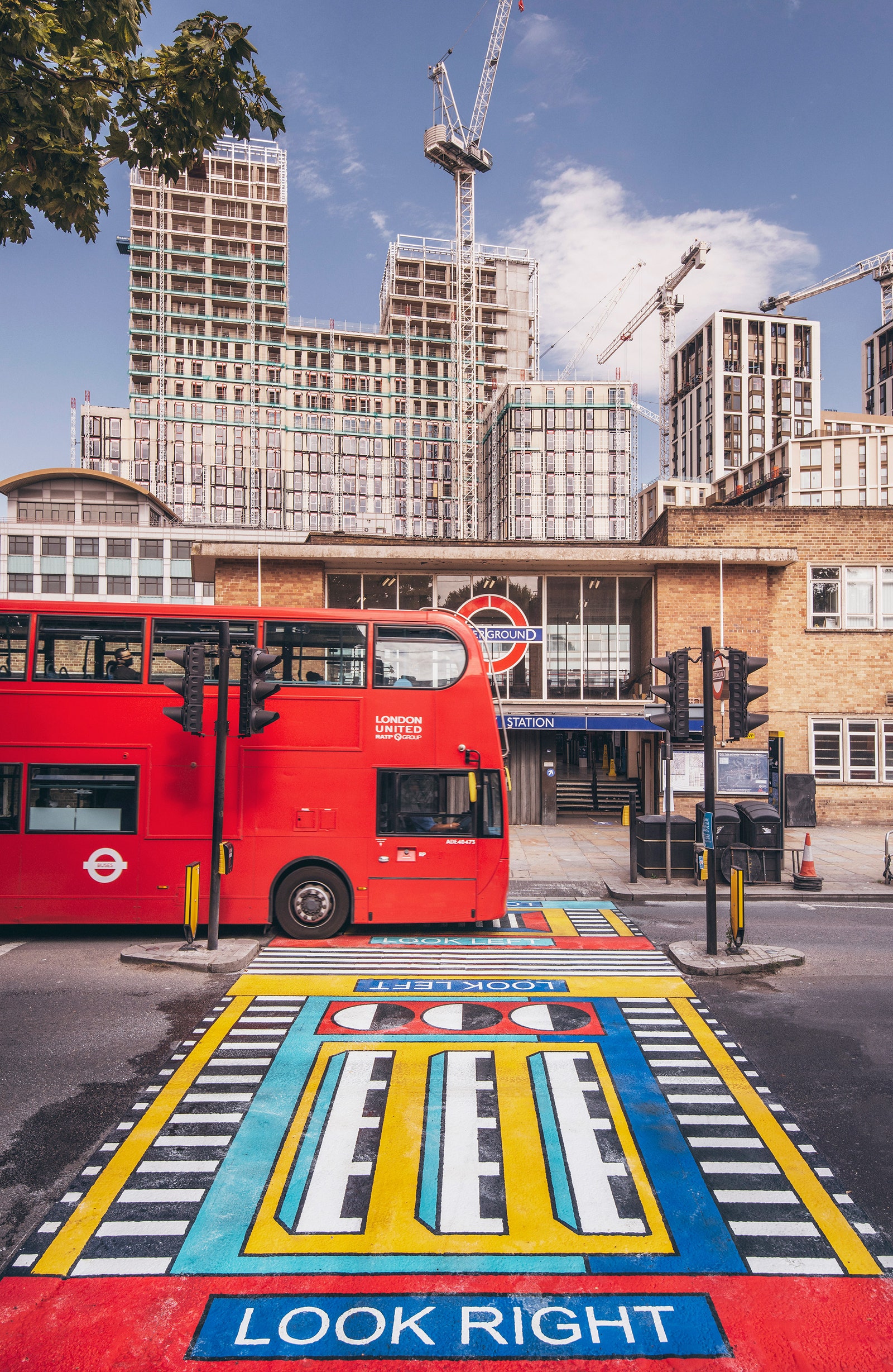 Художница Камилла Валала разукрасила здания и дороги в Западном Лондоне