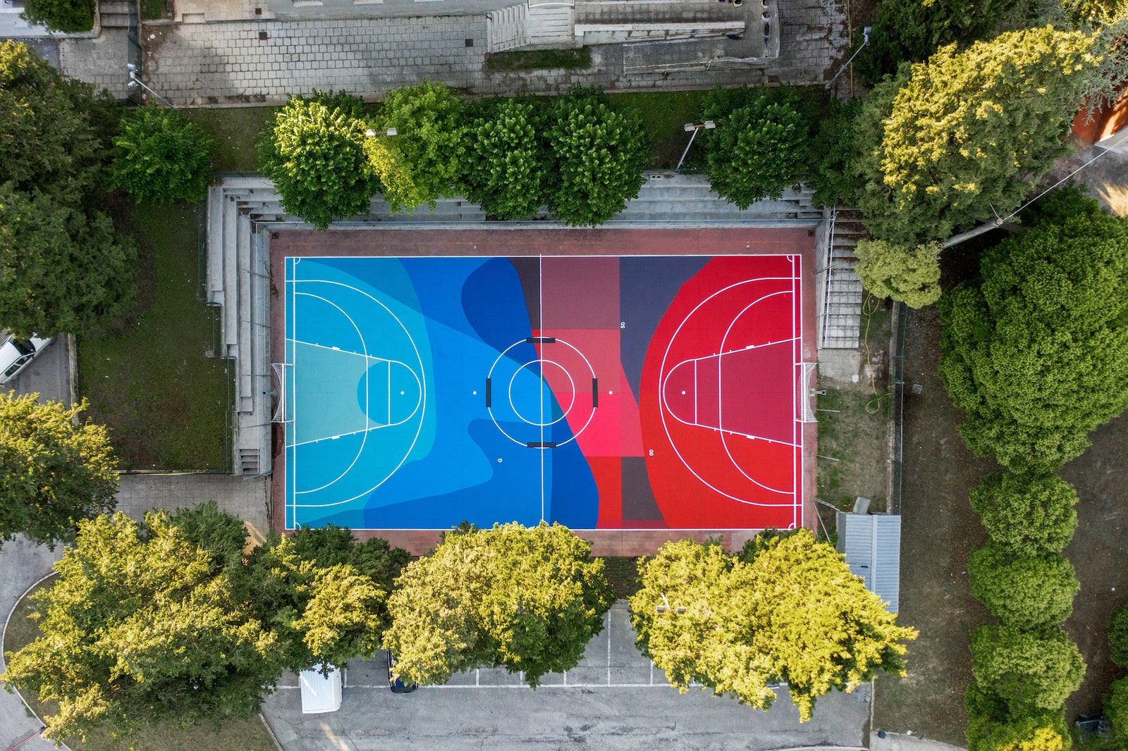 Яркий стритарт на спортивной площадке от Джулио Весприни