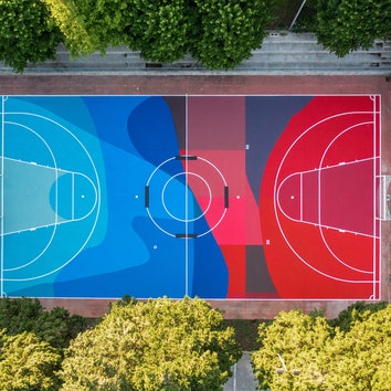 Яркий стрит-арт на спортивной площадке от Джулио Весприни