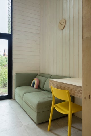 Гостиная зона в домике садовника. Диван столик стул и часы IKEA подушка HM Home. .