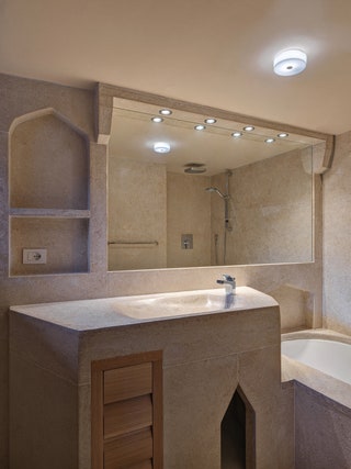 К каждой спальне прилегают ванные комнаты полностью отделанные вручную настоящими блоками белого мрамора от Orosei.