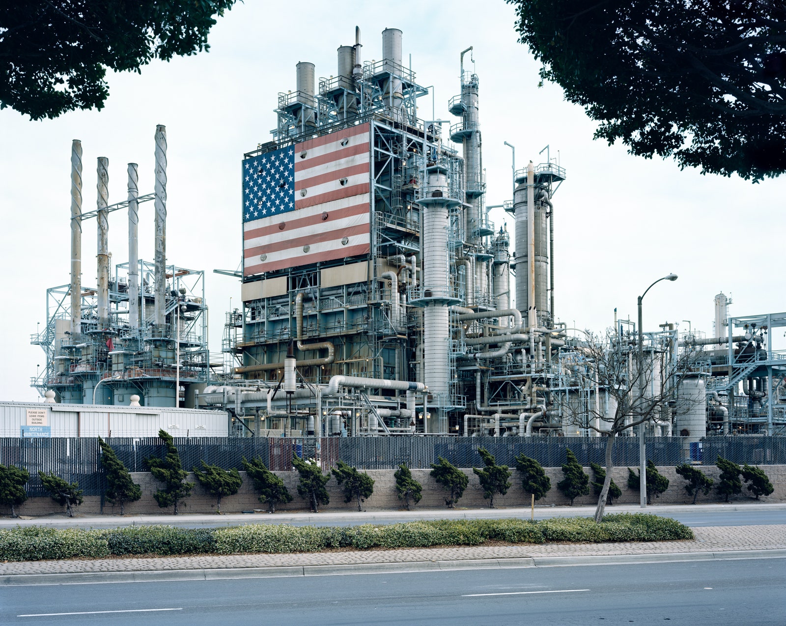 Митч Эпштейн. Завод BP в Карсоне Калифорния. 2000. Из серии “Сила Америки”. © Black River Productions Ltd.  Mitch...