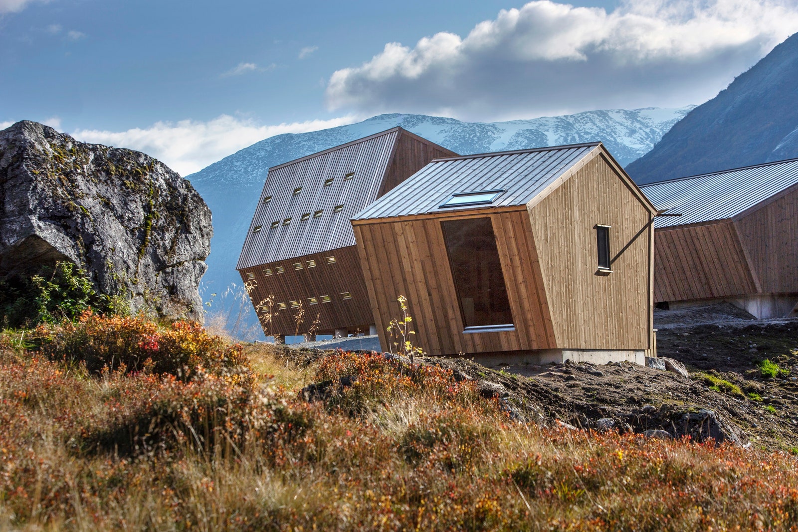 Бюро Snøhetta построило новую туристическую хижину у ледника в Норвегии