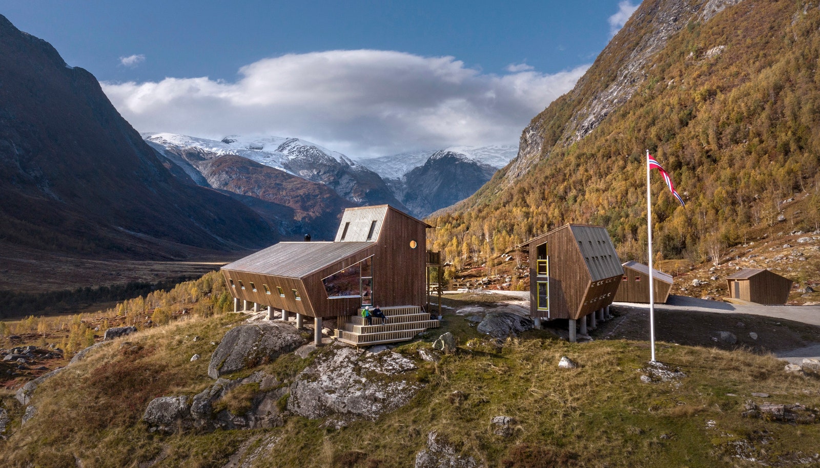 Бюро Snøhetta построило новую туристическую хижину у ледника в Норвегии