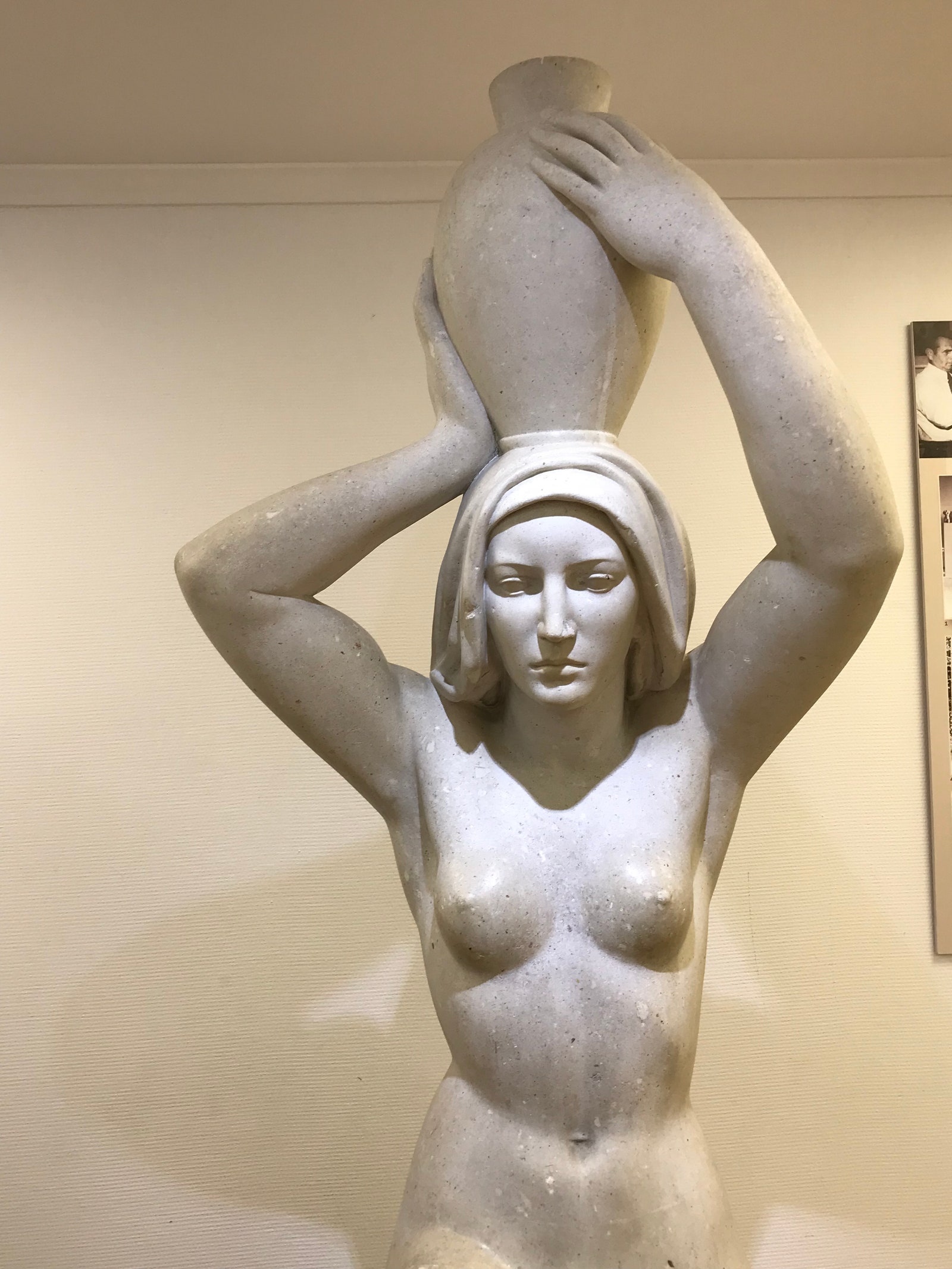 Фрагмент скульптуры “Девушка с кувшином” автор Герман Брахерт.