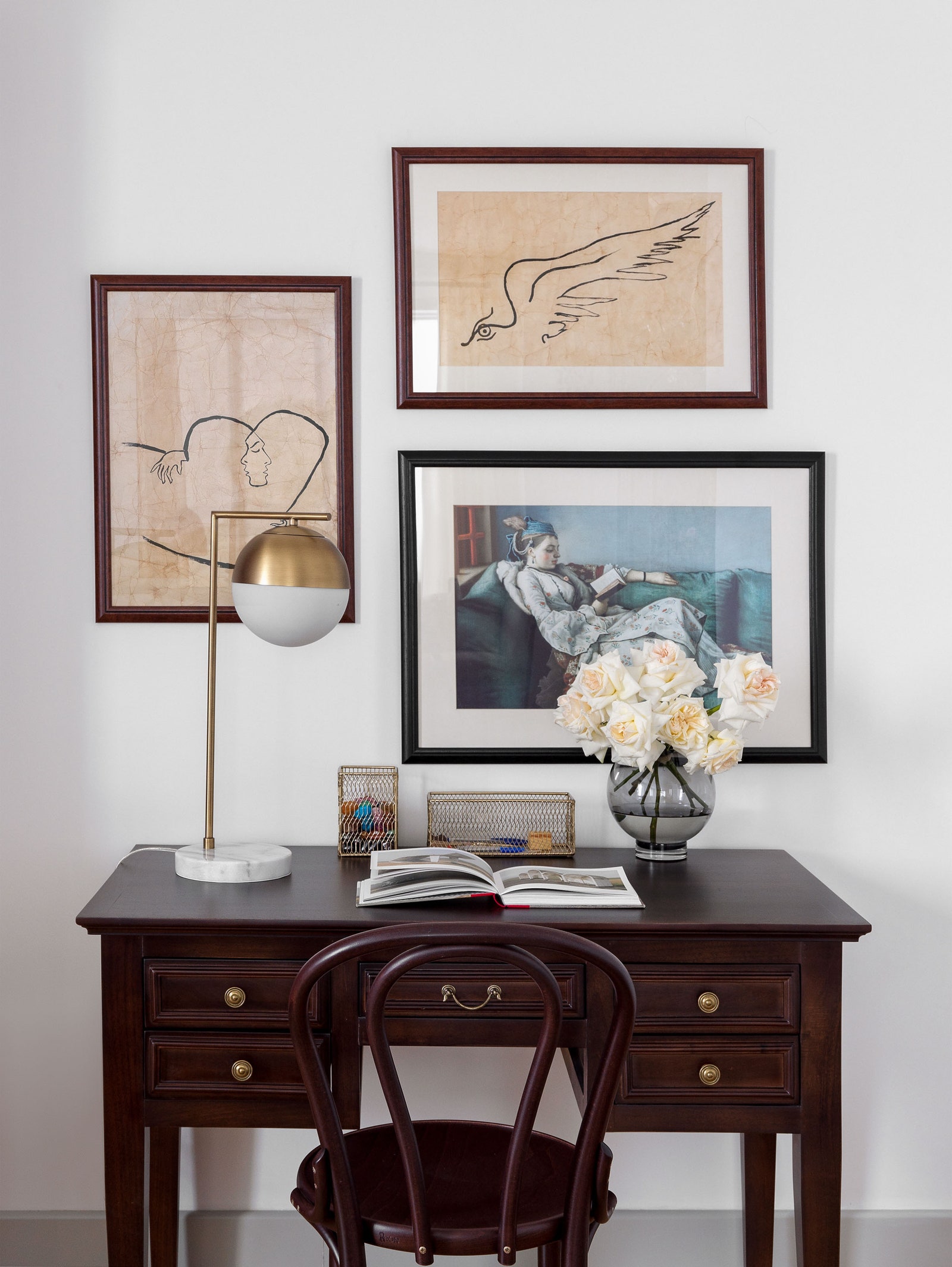Гостиная. Письменный стол — собственность хозяйки квартиры. Над столом репродукции рисунков Жана Кокто и ЖанЭтьена Лиотара.