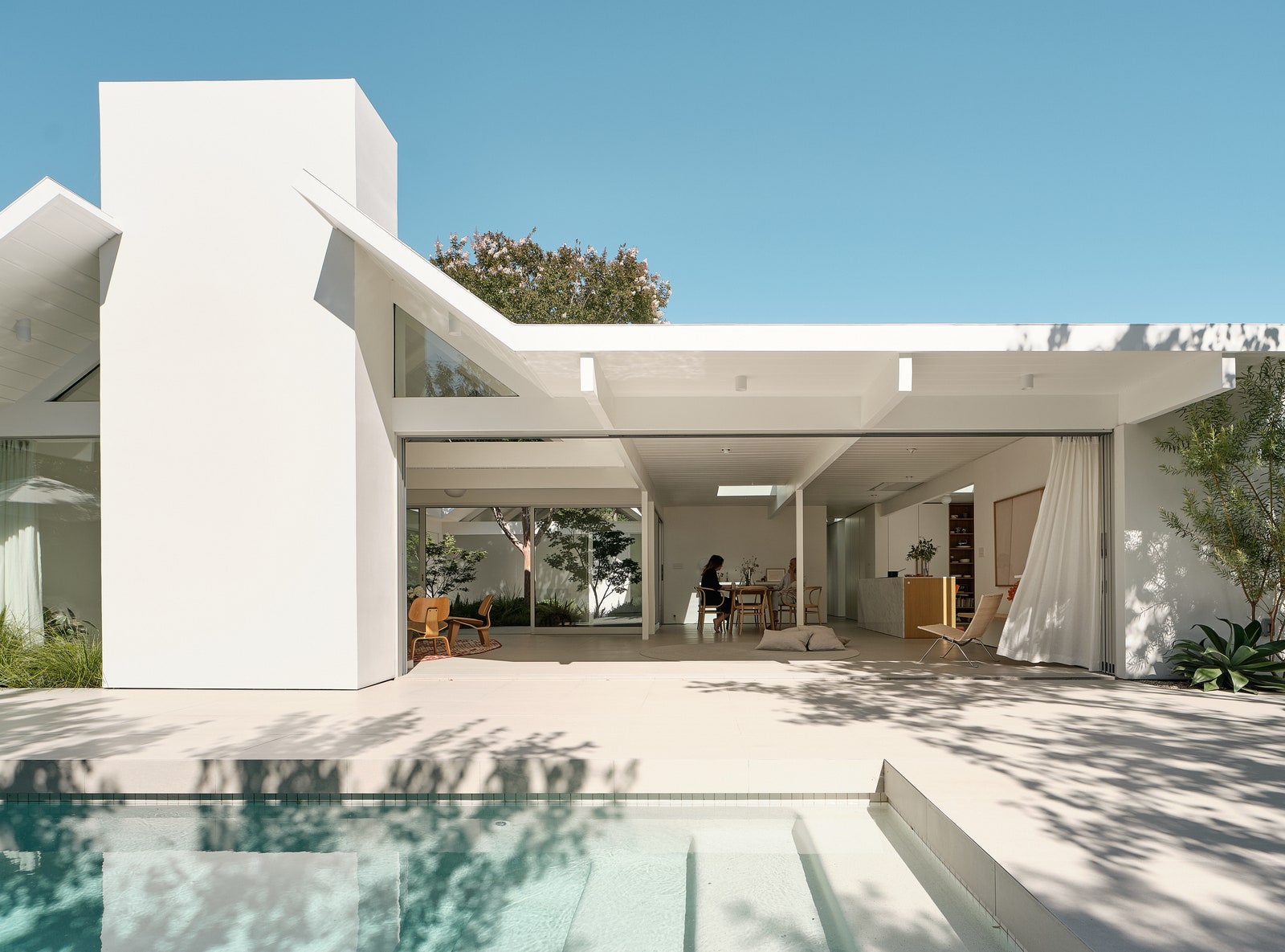 Реконструкция модернистского дома в Калифорнии