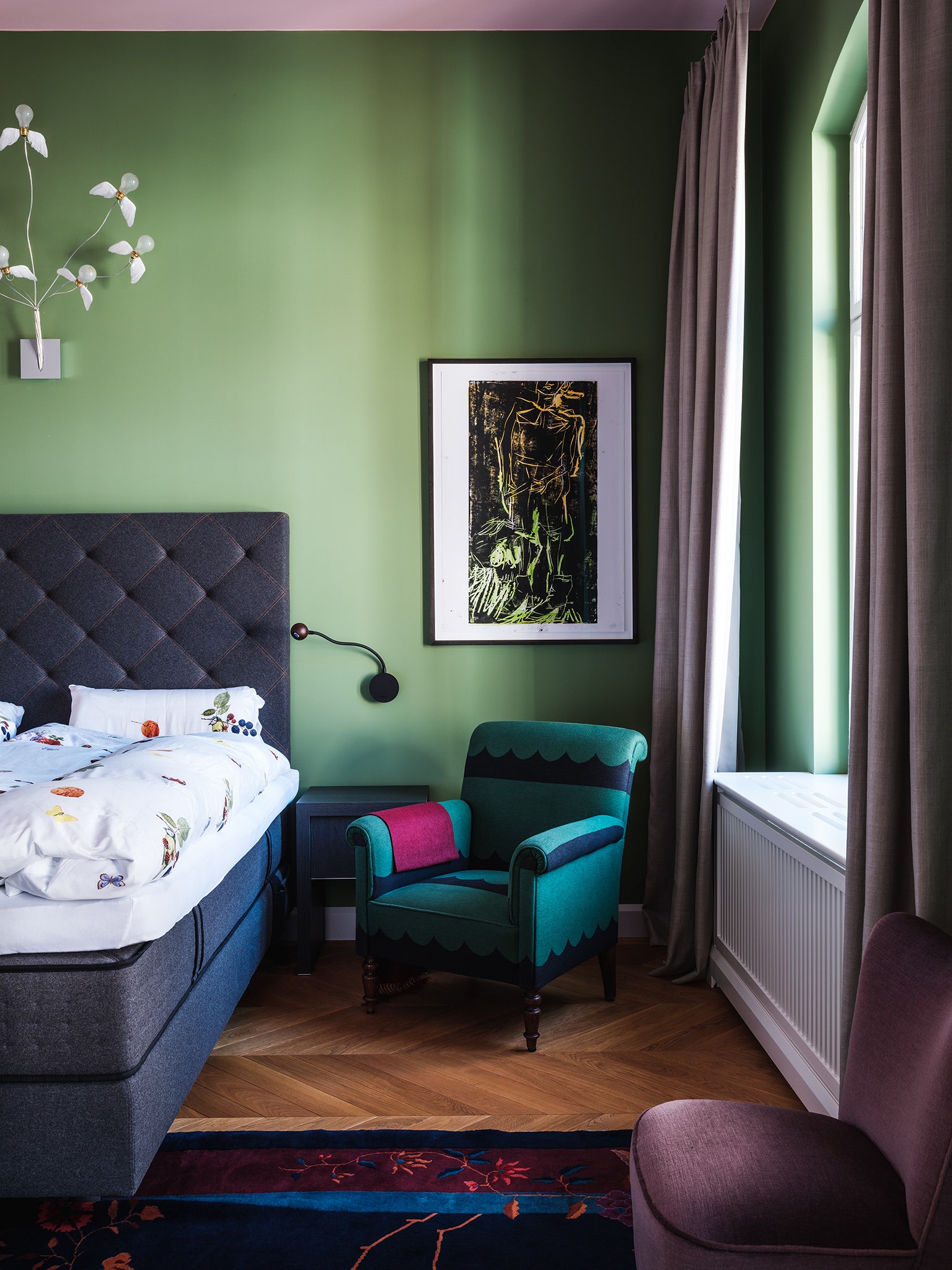 Хозяйская спальня. Кресло винтажное обтянуто тканью Le Manach бра справа от кровати Marset над кроватью Ingo Maurer...