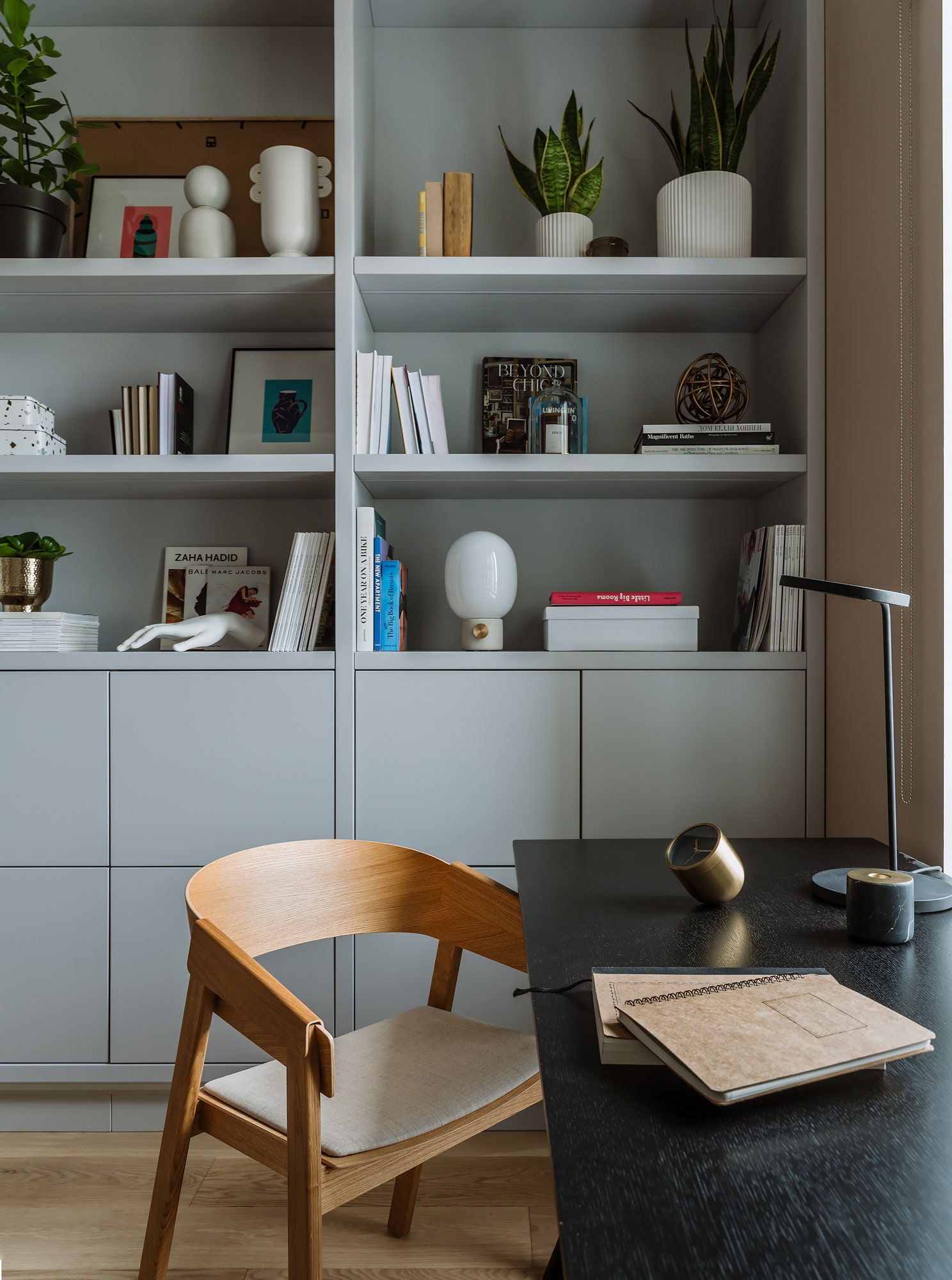 Фрагмент кабинета. Вазы и коробки для хранения Ferm Living белые кашпо золотое кашпо и стеклянный квош все HampM Home...