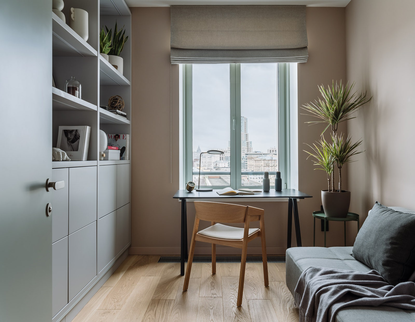 Кабинет. Краска Manders стол Hay диван Northern настольная лампа и стул Muuto кофейный столик IKEA кашпо c автополивом...
